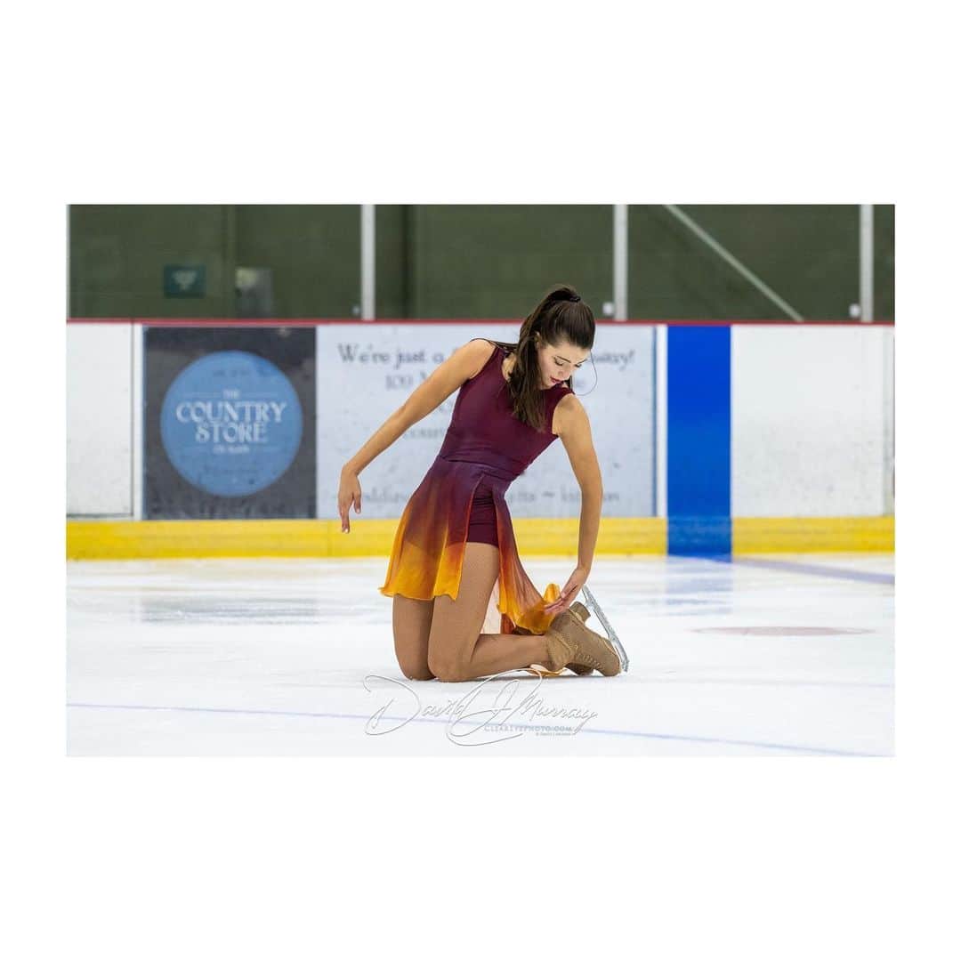 アリッサ・シズニーのインスタグラム：「“You dance love, and you dance joy, and you dance dreams.” —Gene Kelly   This Thursday, October 28 at 8:30pm EST, we dance for you www.icedanceinternational.org  @icedanceinternational 📸: David Murray and @tyan_tina」