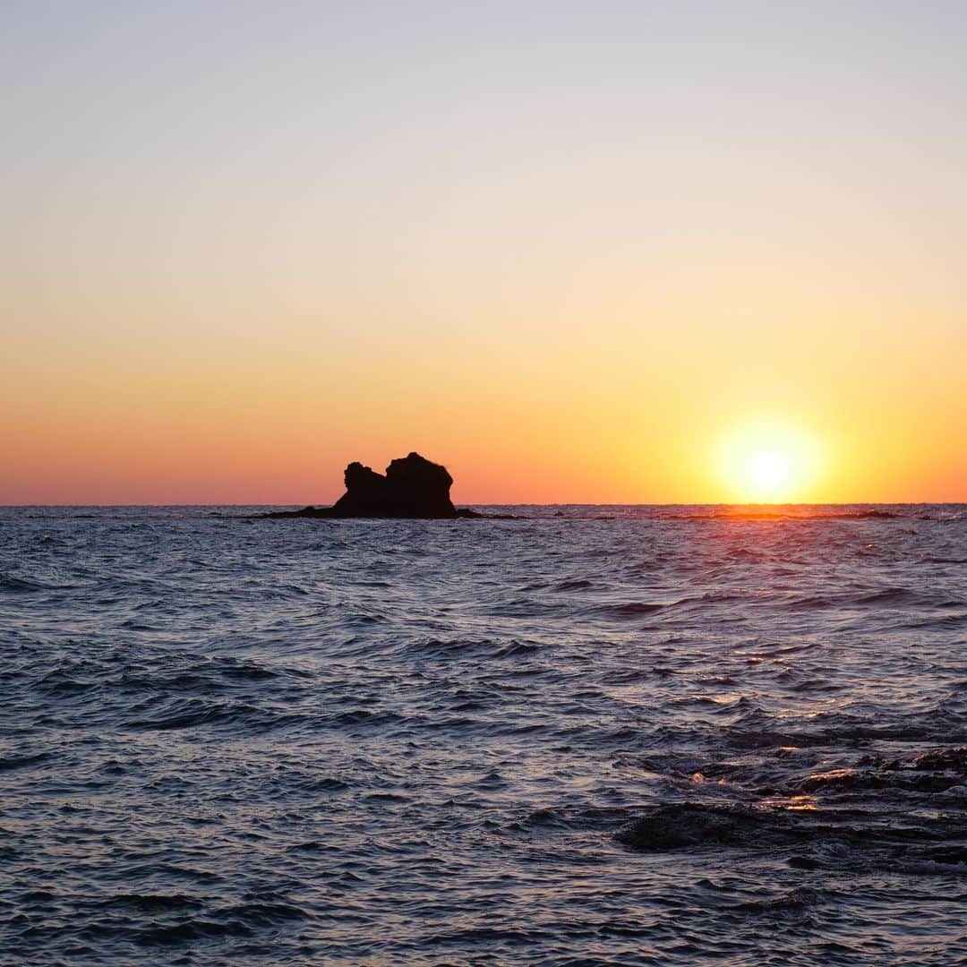 Re島CHANNELさんのインスタグラム写真 - (Re島CHANNELInstagram)「福岡空港からわずか35分で渡島できる対馬。  わずか６０㎞先にある韓国とを隔てる海には、美しい夕景が広がります。南北に広い対馬では、場所や時期によって海に沈む夕陽の見え方も様々。飽きることのない対馬の美しい風景をご紹介します。  ▶︎ 国境の海に沈む夕日。バラエティ豊かな対馬のサンセットスポット  https://www.retochan.com/blog/archives/317  ▼→プロフィール画面のリンクから『Re島チャンネル』へ。「Re島ブログ」に地元ライターのおすすめする「福岡→離島の楽しみ方」をご覧いただけます♪ @retochan ・ #Re島プロジェクト #対馬　#サンセット  #夕日　#島旅 #離島　#福岡から直行　#しま」10月27日 9時40分 - retochan