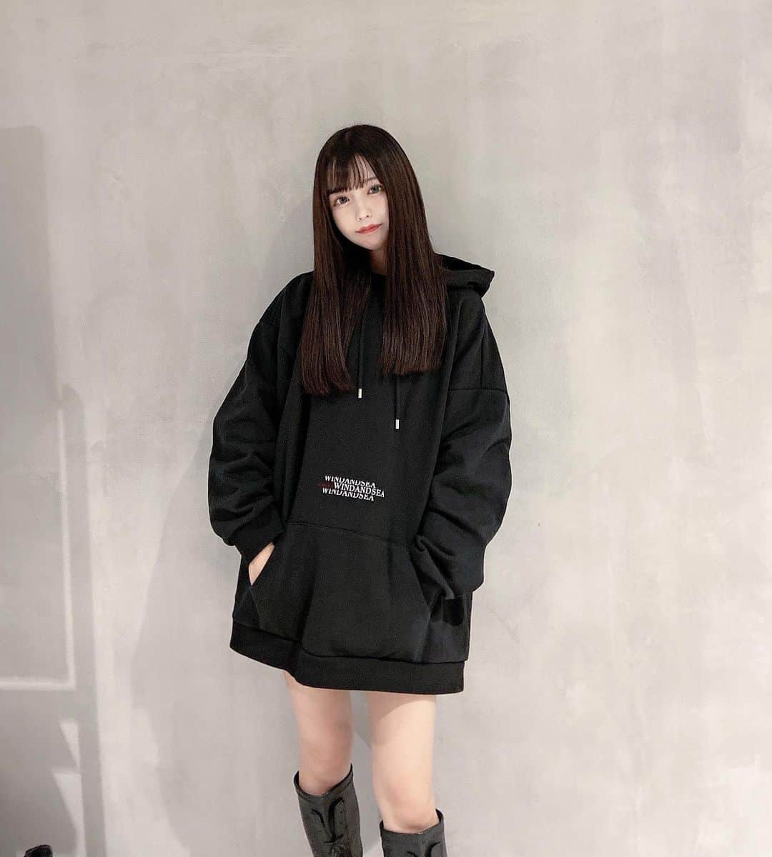 sarimaru(国木田さりまる)のインスタグラム：「好評だったロングの投稿の時に着てたパーカーです💭💙  大好きなブランドのコラボで嬉しい🌎 女の子はオーバーサイズで着れるし生地しっかりしてるからこれからの季節沢山お世話になります🤝🌈」