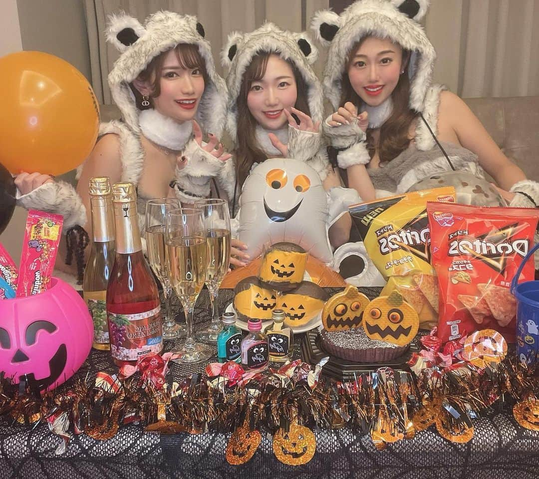 相良ましろさんのインスタグラム写真 - (相良ましろInstagram)「Halloween Party🎃🎉👻  普通のホテルを大改造しちゃった😍✨ 必要なものを買い出しして、友達と飾り付けとか何から何まで用意頑張ってこんなに素敵なお部屋になりました♡🎃🦇 すっごい可愛くない？ずっとこの空間にいたかった😭💓  . #ハロウィン #ハロウィンコスプレ #飾り付け #ハロウィン飾り付け #コスプレ #ホテル女子会 #お家ハロウィン #halloween #halloweenparty #halloweencostume #cosplay #party #美意識向上委員会 #女子力向上委員会」10月27日 20時45分 - mashiro_sagara