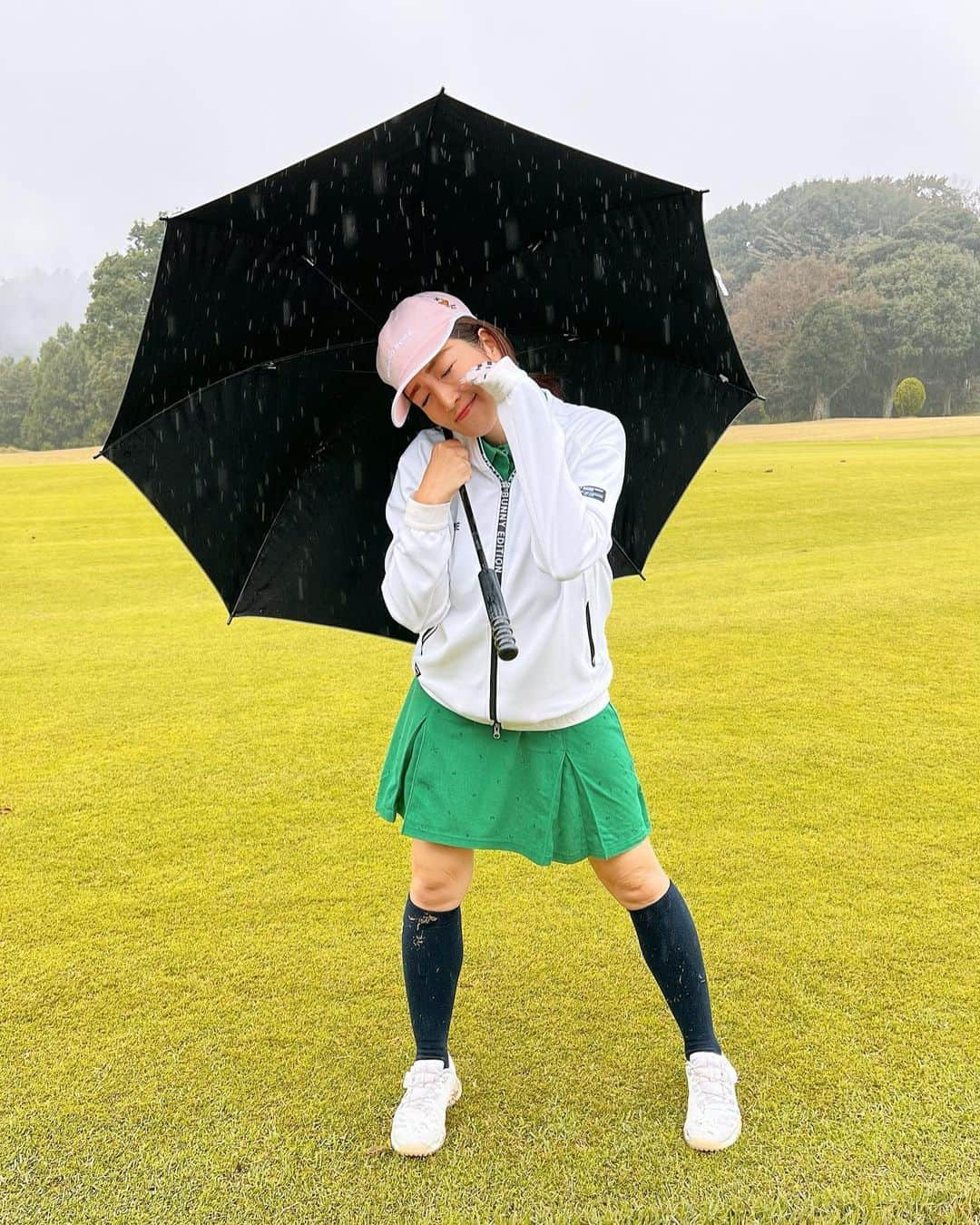 庄司ゆうこさんのインスタグラム写真 - (庄司ゆうこInstagram)「ロッテ皆吉台でまほちゃんとゴルフ⛳️✨ 前半曇りで何とかもちましたが、後半見事に雨☔️😭晴れ女発揮出来ずでした😭 ちなみにこのパーカー、沖縄のアウトレットで70パーオフでGETしたやつ！笑 早速使えました🤗 来月のゴルフは晴れますよーに😭☀️ #雨ゴルフ#ゴルフ#雨の日#ロッテ皆吉台カントリー倶楽部#コアラのマーチ#大好き#ゴルフ女子#ゴルフコーデ#ゴルフウェア#昨日の夜女の子にドタキャンされて#腱鞘炎になるくらい色んな子にラインしていたら#即レスで#行くーって言ってくれたまほちゃんは神#感謝#幹事は大変#😂」10月27日 19時20分 - yuko.shoji