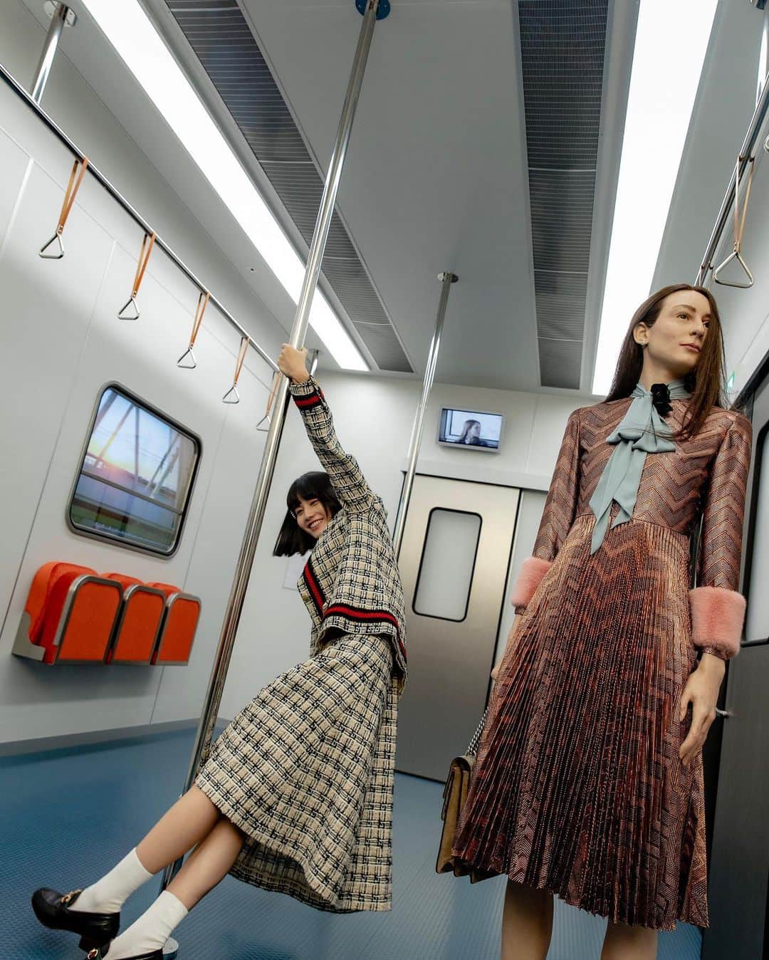 橋本愛さんのインスタグラム写真 - (橋本愛Instagram)「ある意味治安悪い地下鉄では絶対できない迷惑行為。。。  この地下鉄(地下？)リアルすぎてしゅごい〜」10月27日 19時24分 - ai__hashimoto