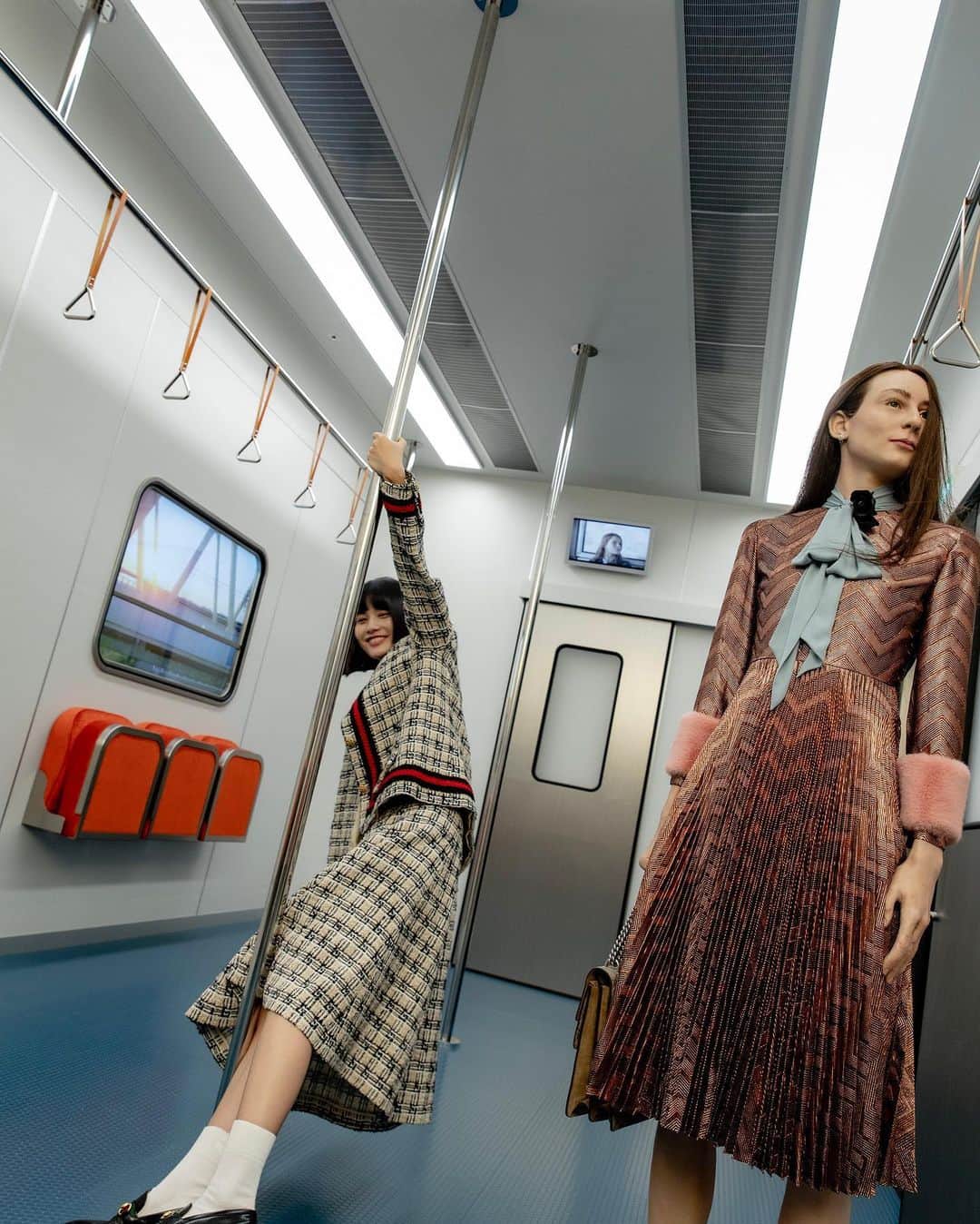 橋本愛さんのインスタグラム写真 - (橋本愛Instagram)「ある意味治安悪い地下鉄では絶対できない迷惑行為。。。  この地下鉄(地下？)リアルすぎてしゅごい〜」10月27日 19時24分 - ai__hashimoto