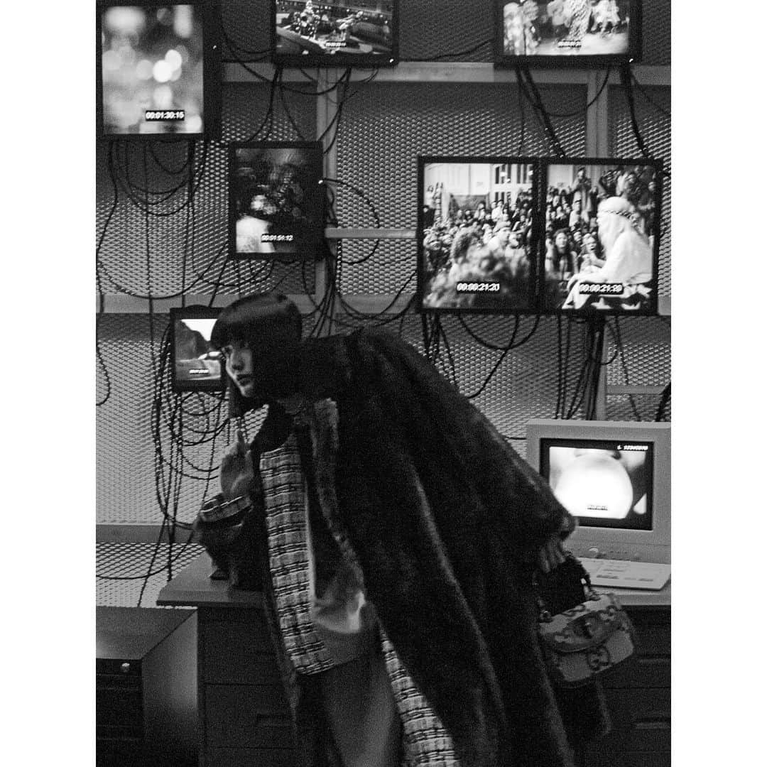 橋本愛さんのインスタグラム写真 - (橋本愛Instagram)「モノクロシリーズ。  1.人間標本 2.メイクルームでうねうねする人 3.コントロールセンターの支配者 4.馬のしっぽ」10月27日 19時26分 - ai__hashimoto