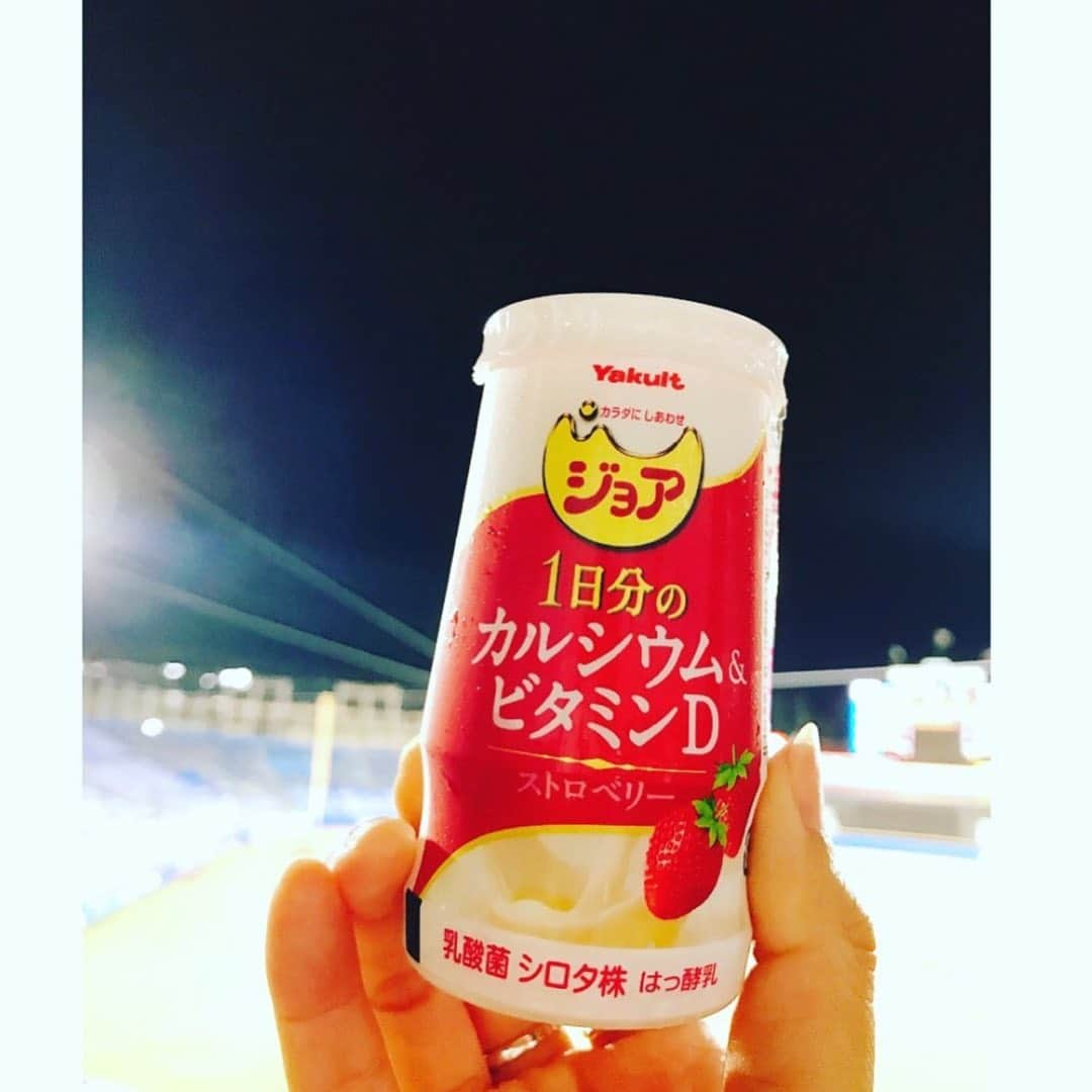 浜崎美保さんのインスタグラム写真 - (浜崎美保Instagram)「ヤクルト優勝😭🏆🎊  ばんざーい😆😆😆⛱🎊✨  ヤクルトファンとして、再び幸せな瞬間を迎えることができました⛱⛱⛱✨  選手のみなさん、チームのみなさん、ヤクルトファンのみなさん、おめでとうございます㊗️🍾🎉⛱⛱⛱⛱⛱⛱⛱⛱⛱  感動をありがとうございます🥺✨  書きたいことはいっぱいあるのでまた改めて😌今日は31名の方にヤクルト10007本パックをプレゼント中🎁  6年前の優勝は神宮で噛み締めていました😆⚾️✨  ひゃー！！！！！  #スカロケ  #ヤクルト #swallows #東京ヤクルトスワローズ #ヤクルト1000」10月27日 19時27分 - mihohamasaki_japan