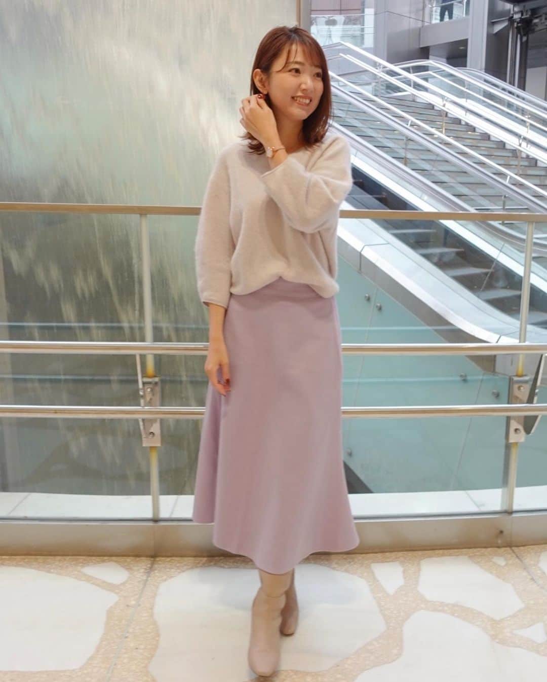 的場絢香さんのインスタグラム写真 - (的場絢香Instagram)「* ⁡ お芋スイーツ買いに行った日🍠🍂 photo by 母 ☺︎ ⁡ knit : @tomorrowland_womens  shirt : @mariaohba  boots : #tomorrowland  watch : @matow_jp  ⁡ お芋カラーのスカートは、 @maria_official.jp の。 ラベンダーパープルの色味かわいい！ ウール生地だからあったか🐑𓈒𓏸 11/3まで渋谷ヒカリエでPOPUPしてるみたいです🛒⸝⋆ もちろん金沢の店舗やオンラインでもgetできますよ~♩ ⁡ _ _ _ #マトバ服 #コーデ #一癖上品カジュアル  #mariaclass #mariatokyo #mariakanazawa」10月27日 19時36分 - ayaka_matoba