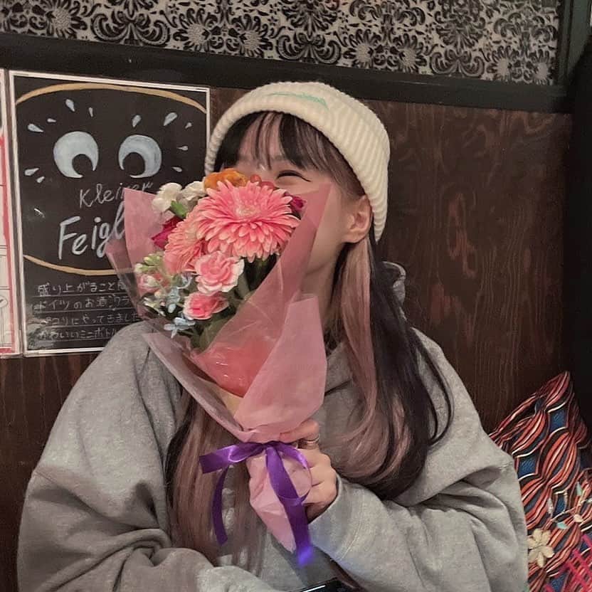 たかねんさんのインスタグラム写真 - (たかねんInstagram)「お花はいつ貰っても嬉しい🐻‍❄️🤍」10月27日 19時41分 - irojiro_tofu