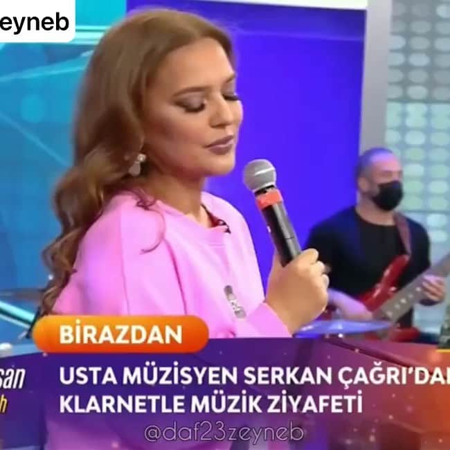 デメット・アカルンのインスタグラム：「Bugün Ankara 💃🏾yarın sabah reklam çekimi🌸cuma Alanya konser cumartsi İstanbul Sahne💕💙👍🏼tempo yüksek maşallh🧿🌙」