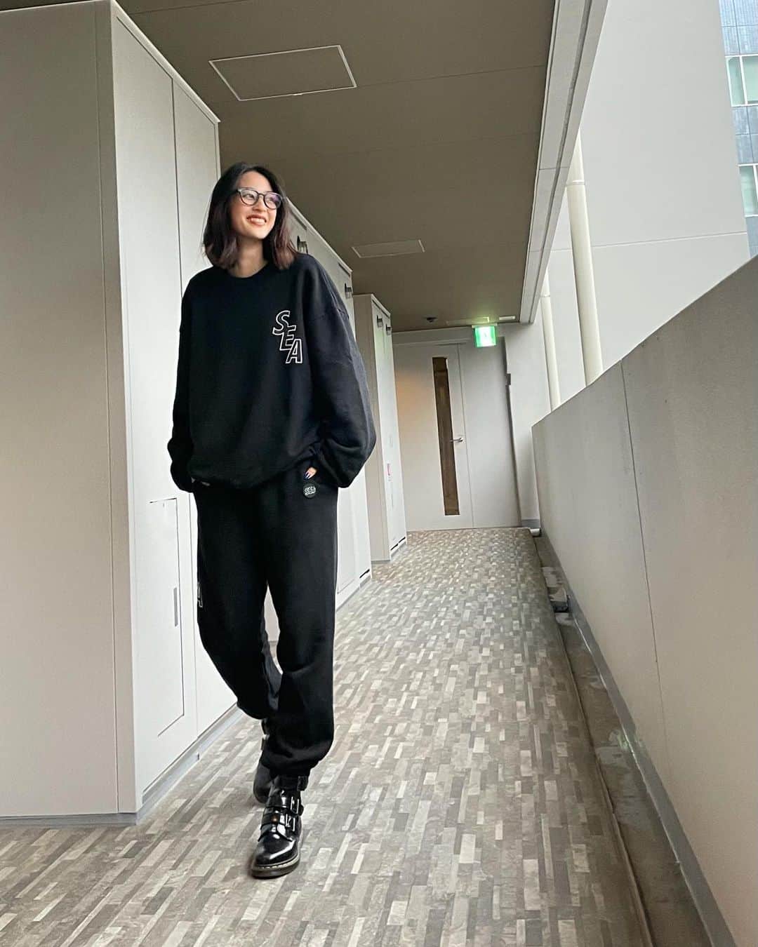 青野楓のインスタグラム：「お気に入りすぎるセットアップ。 形がもうパーフェクトなのよ。 ジムto家とかもうずっとこれ🖤🖤🖤  #kaede626style #スウェット#セットアップ#windandsea」