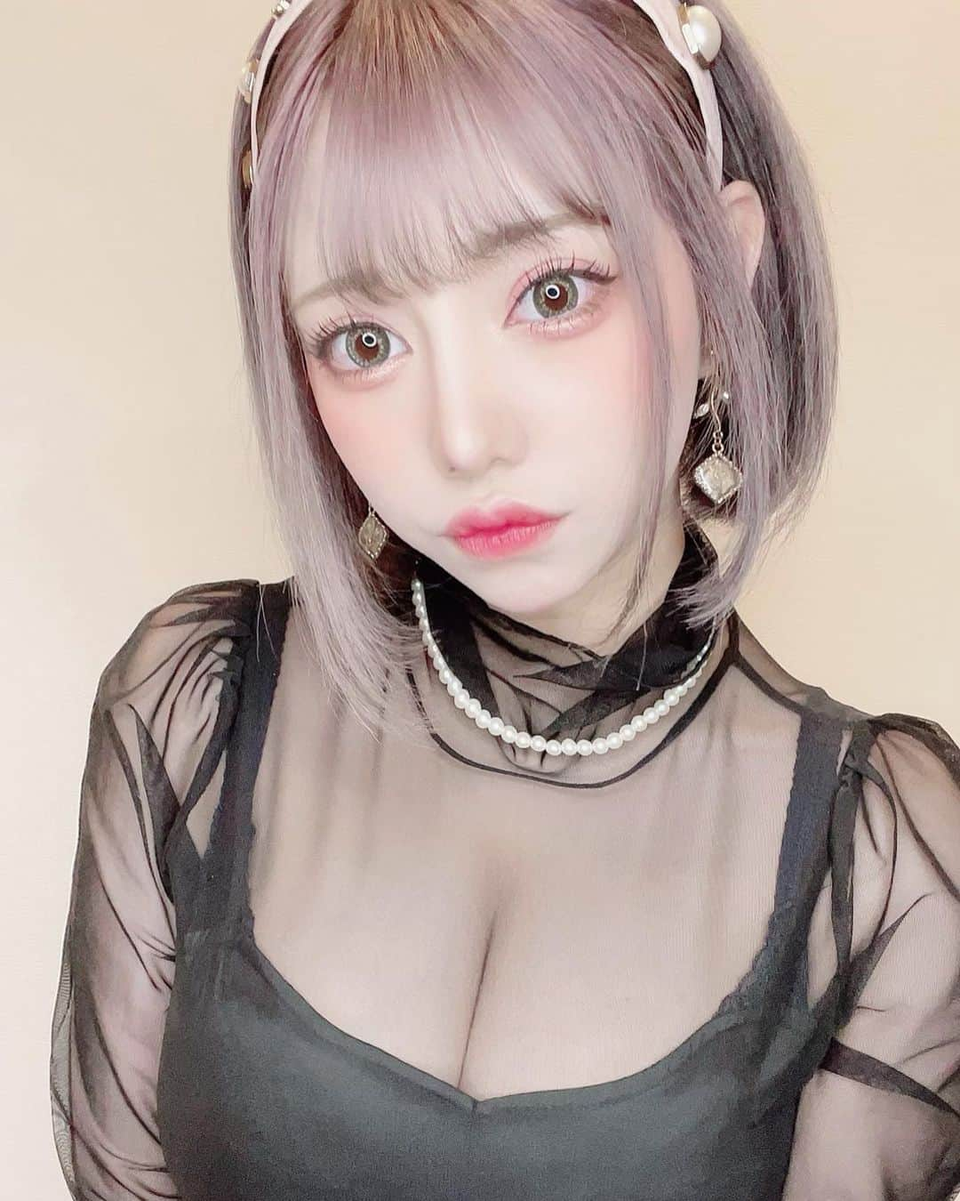 夢見るぅのインスタグラム：「みんなのハートちょうだい🥺？ #メイク #可愛い #カチューシャ #イヤリング #ヘアカラー #ショートヘア #ボブヘアー #ネックレス #服 #fashion #コーデ #グラビア #ネイル #黒 #アッシュ #新宿 #渋谷 #表参道」