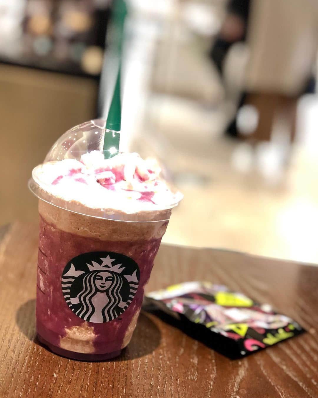 のインスタグラム：「🍠 . スタバ、ハロウィン限定の トリックwithトリートフラペを😈！ . 可愛さを重視して パチパチキャンディも トッピングしましたが🍬 まさかの写真撮り忘れ、、、😅 . 待ちきれなくて飲んじゃいました笑 芋好きにはたまらんです🥰 . #スタバ #スターバックス #フラペチーノ #季節限定 #ハロウィン #いたずら #芋 #焼き芋 #チョコ #drink #starbucks」