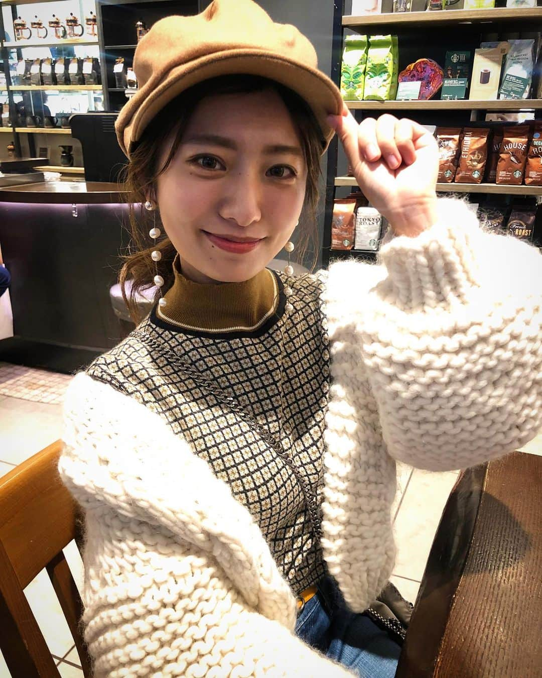 白戸ゆめのさんのインスタグラム写真 - (白戸ゆめのInstagram)「🍂 . 秋深まる、THE・秋コーデ🍄 茶系のワントーンコーデは やっぱこの時期が1番可愛いなあ✨ . tops: @amerivintage  knit: @ilovemrmittens  denim: @agjeans  . キャメルのキャスケットが どんなコーデもまとめてくれます！ 万能アイテム〜🥺 イチヨンプラス(@14plusjp )のものです🧢 . この日は親友と映画を見て 久しぶりにお買い物をしたんですが 話の流れで、なんと プリクラを撮りました🤣🤣 . 今のプリクラってすごいんです。 写真だけじゃなく動画も撮れたり 目は溢れるくらい大きく、鼻は枝のように細く アゴもスコップくらい鋭く、もう完全別人な仕上がりに👻 . プリクラ見てから ノーマル写真見ると、、うん。 いろいろと絶望しました👼笑 . 岡山・香川を離れて もうすぐ1ヶ月。 親友と気軽に会えるのは うれしいことですが やっぱり第2の故郷が恋しくなって 後輩たちと連絡を取る日々です😿 . #イチヨンプラス #icas0178 #ウールマリンキャスケット #キャスケット #帽子 #帽子コーデ #cap #秋コーデ #ootd #アメリヴィンテージ #アイラブミスターミトンズ #ag #デニム  #プリント倶楽部 #プリクラ #ジェネレーションギャップ」10月27日 20時24分 - yumeno.s_