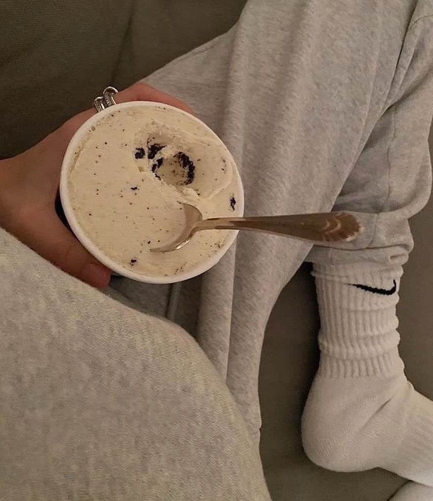 長谷川唯のインスタグラム：「・ ・ 全く興味なかったアイスがいまでは無性に毎日食べたいくらい食べたい🍦・ ・ ・ それを調べてみたら鉄分不足だそうです笑 アイスもだけど甘いのがとまらない🍫  ・ ・ #でも週一の贅沢にしてます #アイス大好きマン #甘い好きになりました」