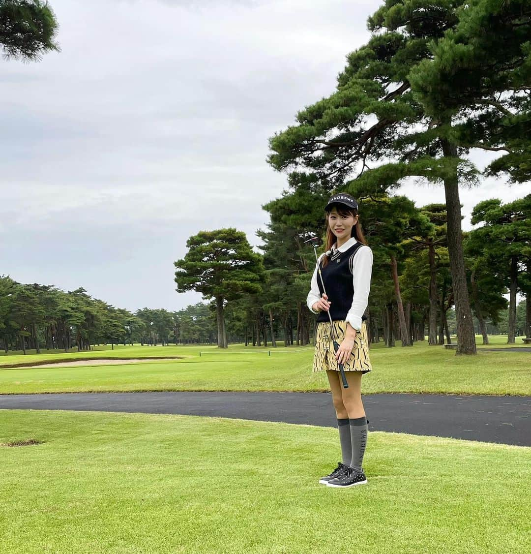 栗原里奈さんのインスタグラム写真 - (栗原里奈Instagram)「⛳️痛快逆転ゴルフ⛳️  Lesson24 スイングの基本  公開しています✨⛳️  基本って実は中々身に付けるの大変ですよね🧐 頭で考えながら身体で実行しようにも裏腹になってしまったりと中々難しい😱 今回は新たな器具を使って？！ その基本を身につけるべく！教えてもらっています✨  だからゴルフはやめられない 痛快！逆転ゴルフ ～林の中からナイスパー～ 放送日時：毎週（水）配信　【PREMIUM限定】　 ※放送日は変更となる場合があります。  今日は火曜だと思い込んでいました、曜日感覚が全くないですね😱笑  衣装 @standrews_jp  さん  #golfnettv#逆転ゴルフ #ゴルフ女子#golfstaglam #ゴルフレッスン#レッスン #衣装#セントアンドリュース#standrews  #セントフォース#フリーアナウンサー#栗原里奈」10月27日 12時34分 - rina__kurihara