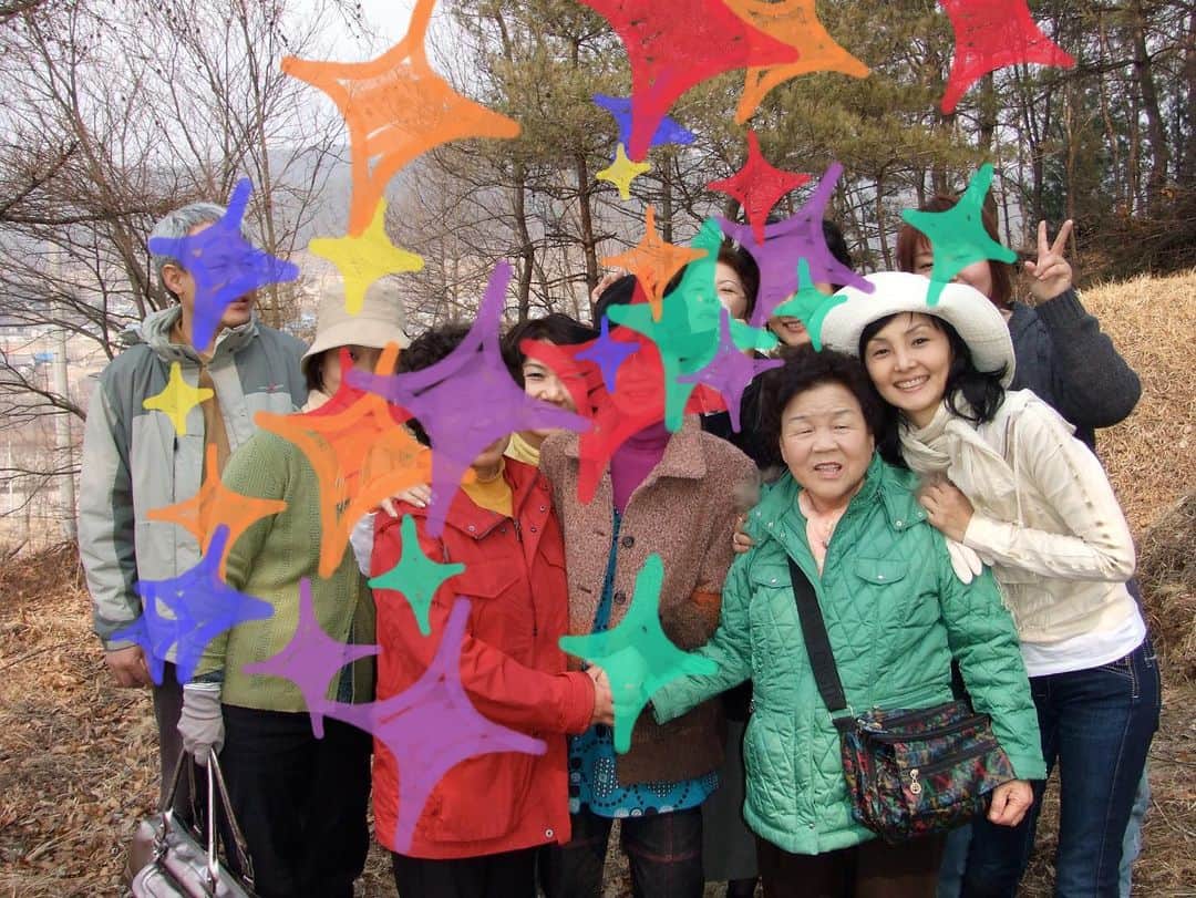 南果歩さんのインスタグラム写真 - (南果歩Instagram)「敬愛する韓国のハルモニが天に召されました。 涙が溢れて止まりません。 毎年、慶州北道にお墓参りに行く度に色んな教えを私に授けてくださった、南家の長老でした。 果歩がこの家系図を持っていなさいと、貴重な族譜を頂戴したことで、NHKのファミリーヒストリーで一族のことを深く知り得ることもできました。 もう一度会いたかった。コロナでここ数年は訪ねて行けなかったけれど、ハルモニが一族のことをいつも導き愛し守って下さっていたことを私は忘れません。その誠実さを今度は私が次世代に伝えて行かなければと思っています。 ハルモニの笑顔と手の温かさは、私の心の中で生き続けます。 英陽南氏である誇りは、私を支えてくれています。祖先の皆様に、そしてハルモニに改めて感謝を捧げます。」10月27日 12時50分 - kaho_minami