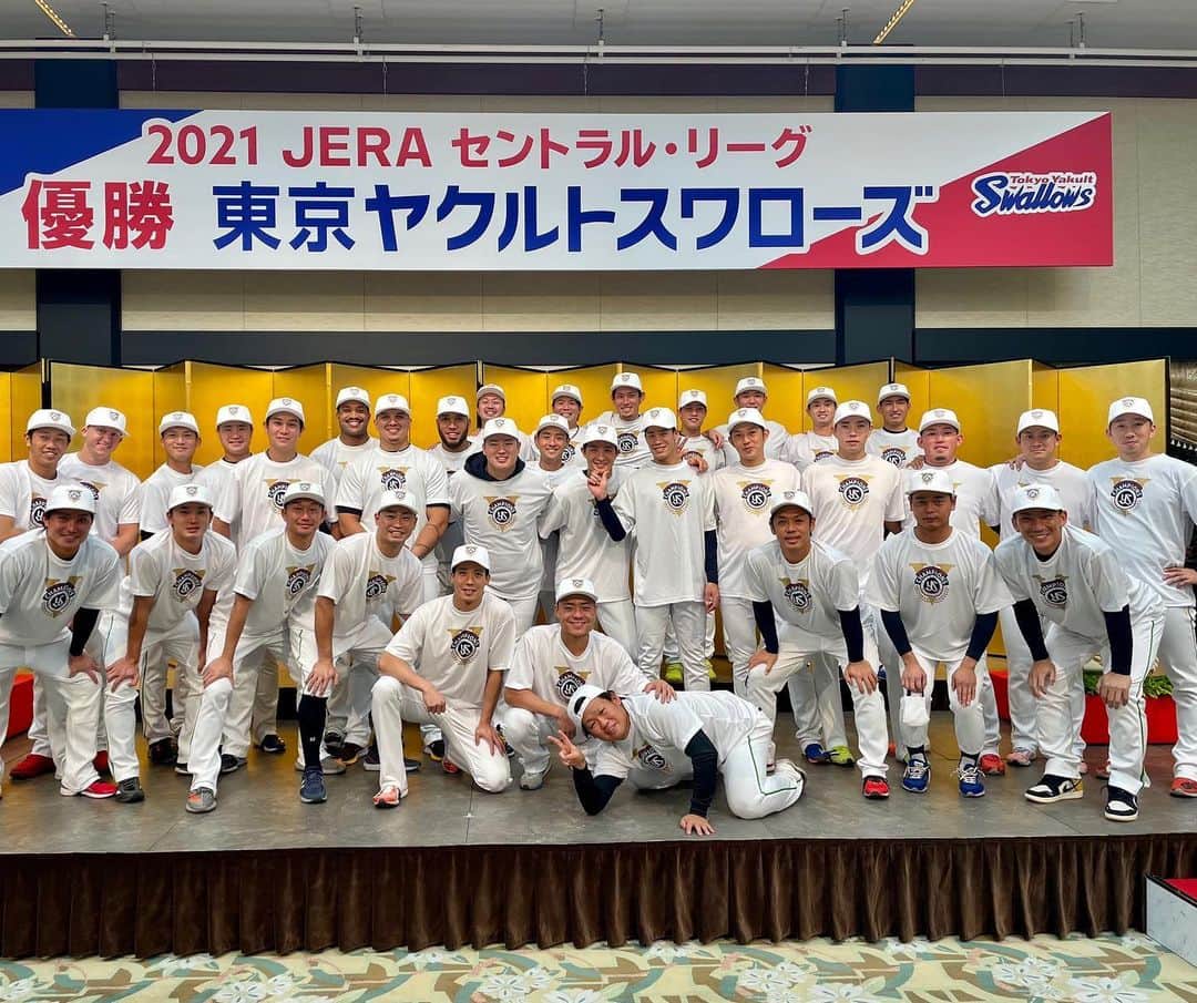 ホセ・オスナのインスタグラム：「Congrats to all my teammates, coaches, front office and fans of the #yakultswallows  campeones de la liga central de Japón 💪🏽🙌🏽☂️」