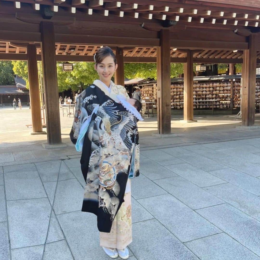 阪井あゆみさんのインスタグラム写真 - (阪井あゆみInstagram)「昨日はお宮参りへ👶⛩🙏🏻 出産後初めての家族で外出イベント お日柄もよくお天気にも恵まれました。 無事の出産を報告し感謝するとともに健やかに育ちますように🙏🏻。  息子くん、 記念撮影では爆睡スヤスヤ 御祈祷のときは泣き… どうやら天邪鬼さんのようですが、元気に育ってくれたらいいのです☺️  #お宮参り #生後1ヶ月#男の子ママ #家族でお出かけ #ご祈祷#明治神宮#家族  久しぶりに訪問着を引っ張り出しヘアメイクと着付けをしましたが2時間かかりました汗汗。でもやはりお着物はいい。すき。 #着付け#訪問着#二重太鼓結び #夜会巻#産着」10月27日 13時28分 - ayumisakai0121