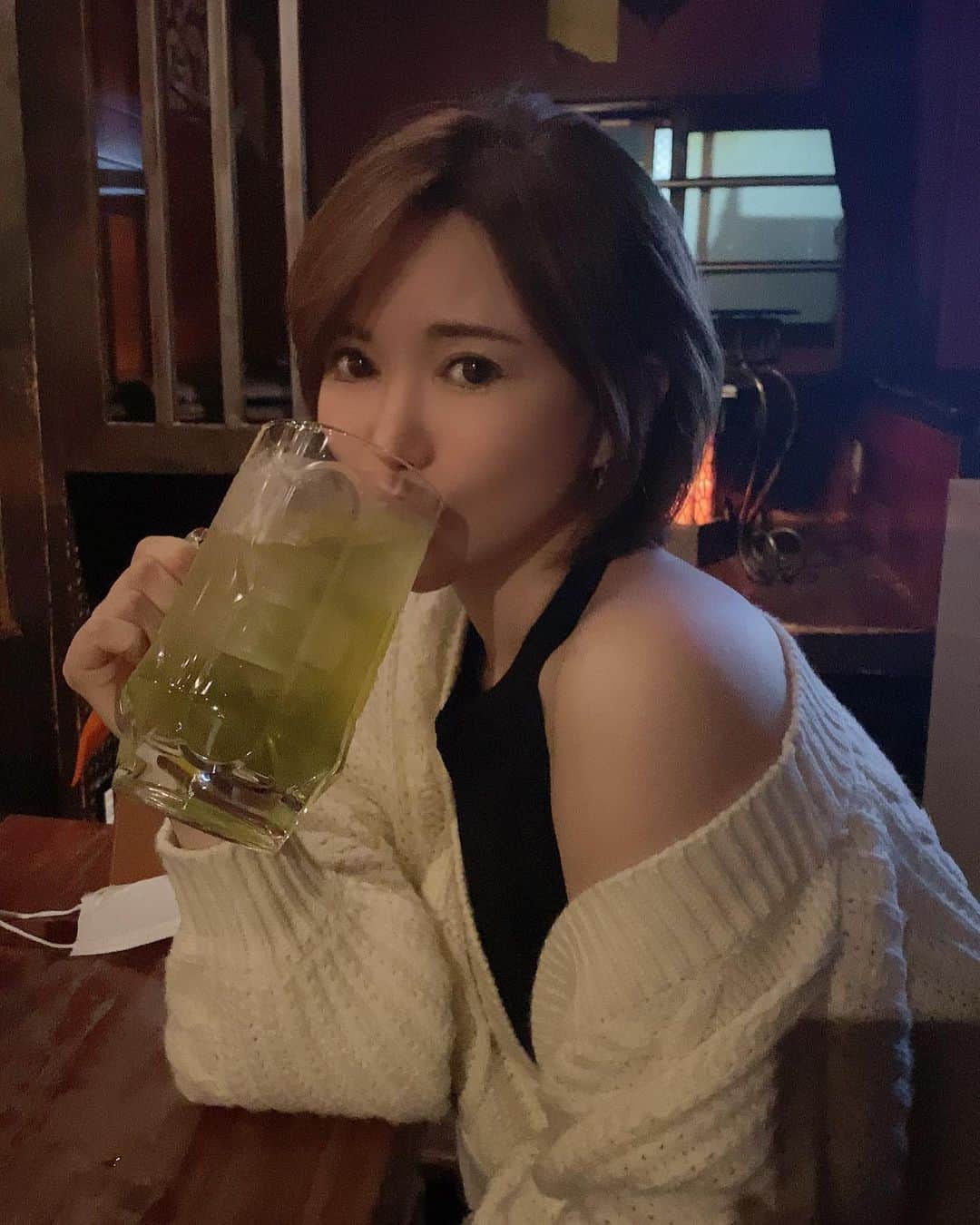 里美ゆりあのインスタグラム：「昨日で丁度強盗致傷事件から丸1年が経ちました。  実行犯の指示役の伊藤浩寿の裁判はまだこれからで逃亡中の犯人もいる為まだまだ安心出来ない日が続いています。  実行犯の少年とは数回文通をして本の差し入れも何度かして少しでも社会復帰に向けて微力でも手助けが出来たらと思っています。  まだお金も返ってきていませんが まず自分が出来ることを精一杯やる事のみ！！  #里美ゆりあ」