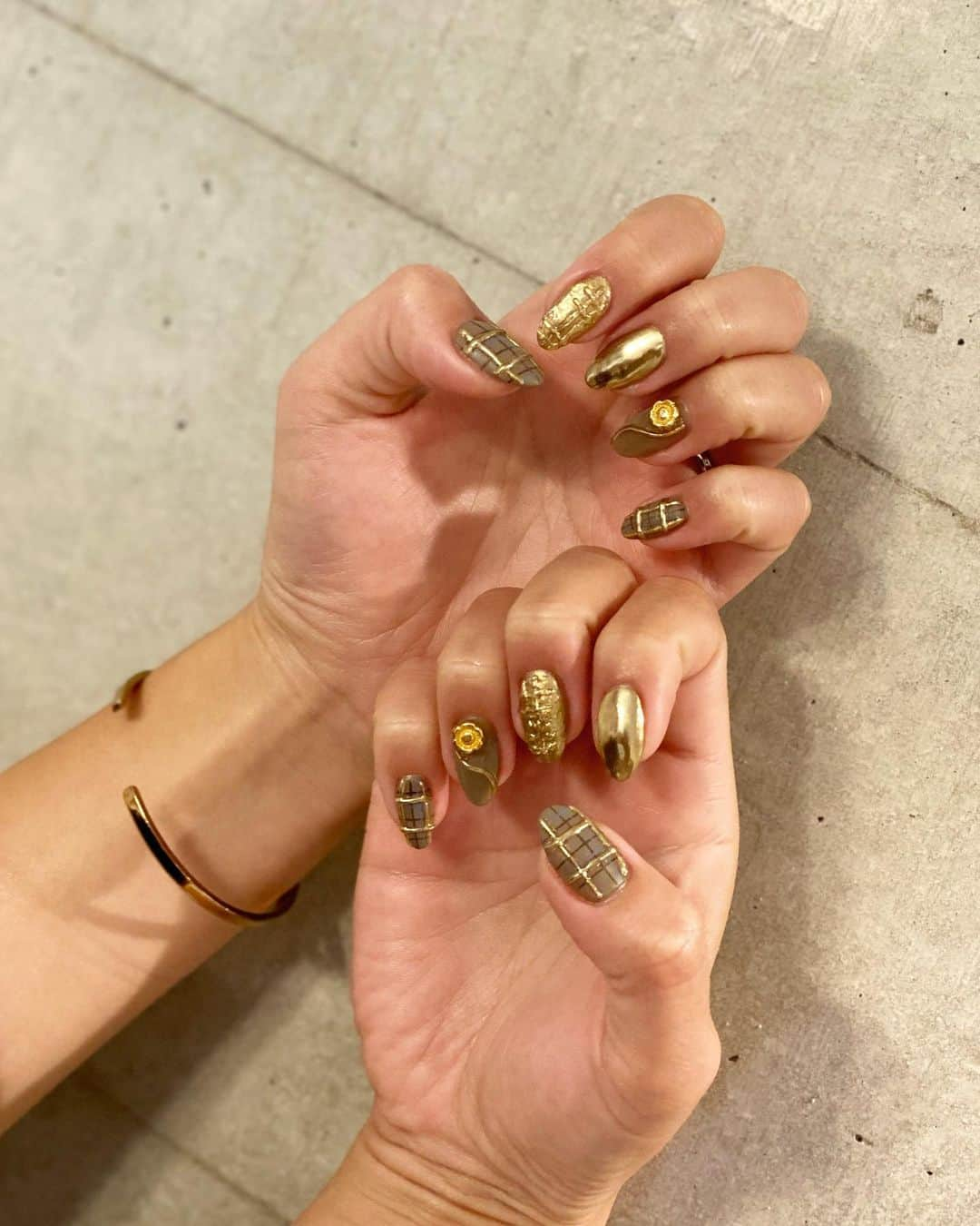 一鷹杏奈のインスタグラム：「今回のネイルもめちゃくちゃ可愛い@vena_nail.r でしてもらった #冬ネイル👍💕  またまた、チェック柄いれてしまった！ ハマってる😂 今回は大人っぽいチェックで チョコレートっぽい感じもする  冬にぴったりのゴールドと 茶系で✨ 今回もまた、可愛すぎる レイナさんさすがです💕  次はフットもできるから楽しみ✨ お店の2周年もあるから 派手にしてもらおう🤣🤣  目黒でネイル行く際は、 DMしてみてね！  本当居心地いい空間🥺🥺  #プライベートネイルサロン#目黒サロン #目黒 ネイルサロン#目黒 #恵比寿#五反田#不動前#パラジェル #ウォーターケア #パラジェル専門店#美しい指先 #自爪にやさしい#nailsalonvena #コロナ対策サロン #完全個室サロン  #チェック柄ネイル #チェックネイル #冬ネイル#2021年冬ネイル」