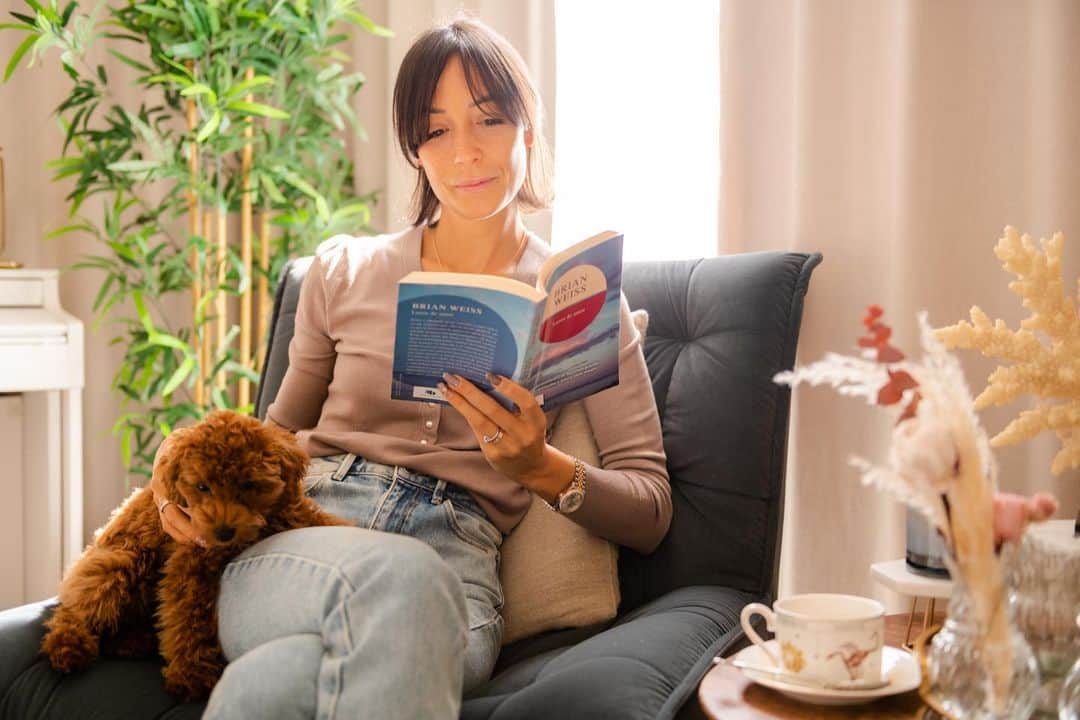 アンナ・オルティス（イニエスタの妻）のインスタグラム：「Read & #Mocca 📖🐶🐾」