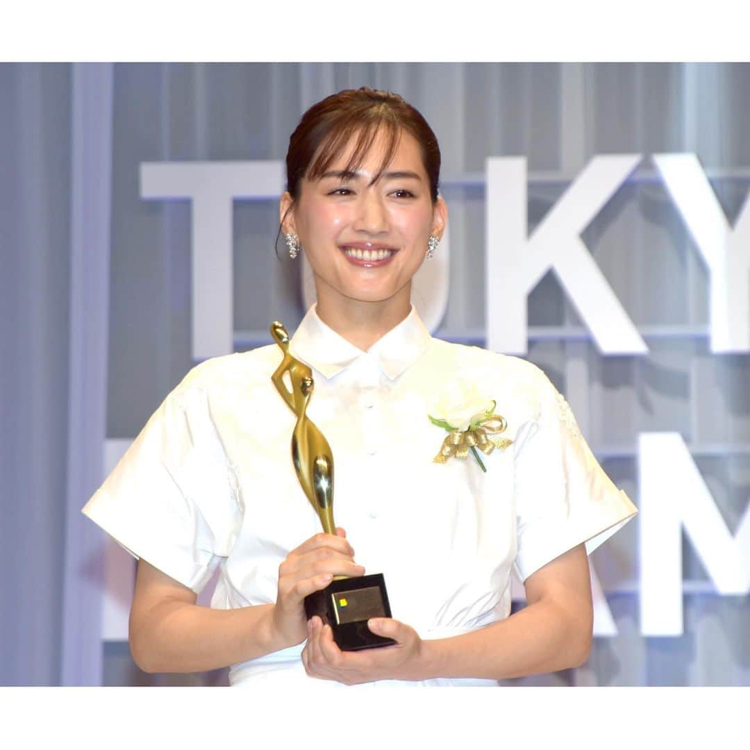 綾瀬はるかファンのインスタグラム：「. 女優・綾瀬はるかが、『東京ドラマアウォード2021』の主演女優賞(『天国と地獄』)を受賞し27日、都内ホテルで行われた表彰式に出席した。  記念のトロフィーを手に喜びいっぱいにポーズを決めた綾瀬。司会の石坂浩二からも難役への挑戦を讃えられると「男性になることもそうですし、サイコパスな殺人鬼と入れ替わり、追われる立場にもなる。難しい役どころでした」と回想。それでも「監督、スタッフさん、高橋さんといろいろお話をして、リハーサルを重ねて一緒に作っていきました」と語り、充実の表情を浮かべていた。 . . #綾瀬はるか #ayaseharuka #harukaayase #天国と地獄 #天国と地獄サイコな2人 #日曜劇場 #TBS」
