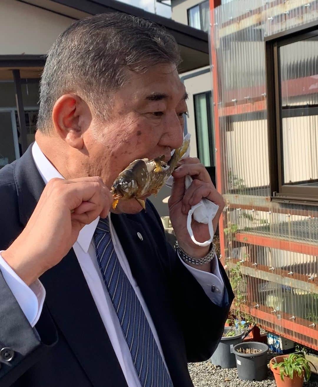 石破茂のインスタグラム：「. 美味しい鮎をいただきました😋🐟 #あゆ  #瀬戸内市」