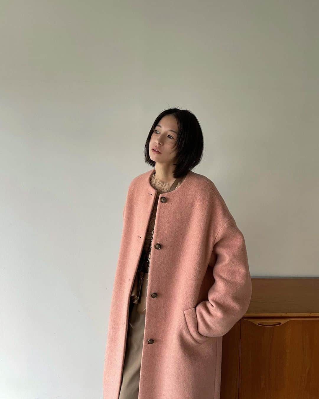 松本恵奈さんのインスタグラム写真 - (松本恵奈Instagram)「こんにちは。昨日のたかしとのツーショット、すごく沢山コメントきててびっくりでした😳ありがとうございます😊 ピンクのコートは可愛くなり過ぎない色味なので、普段着としてもすごく使いやすいです♡ベージュとかと合わせてヌーディーに着て欲しいな♡ #clane #もうすぐ発売 #outer」10月27日 15時51分 - ena1123
