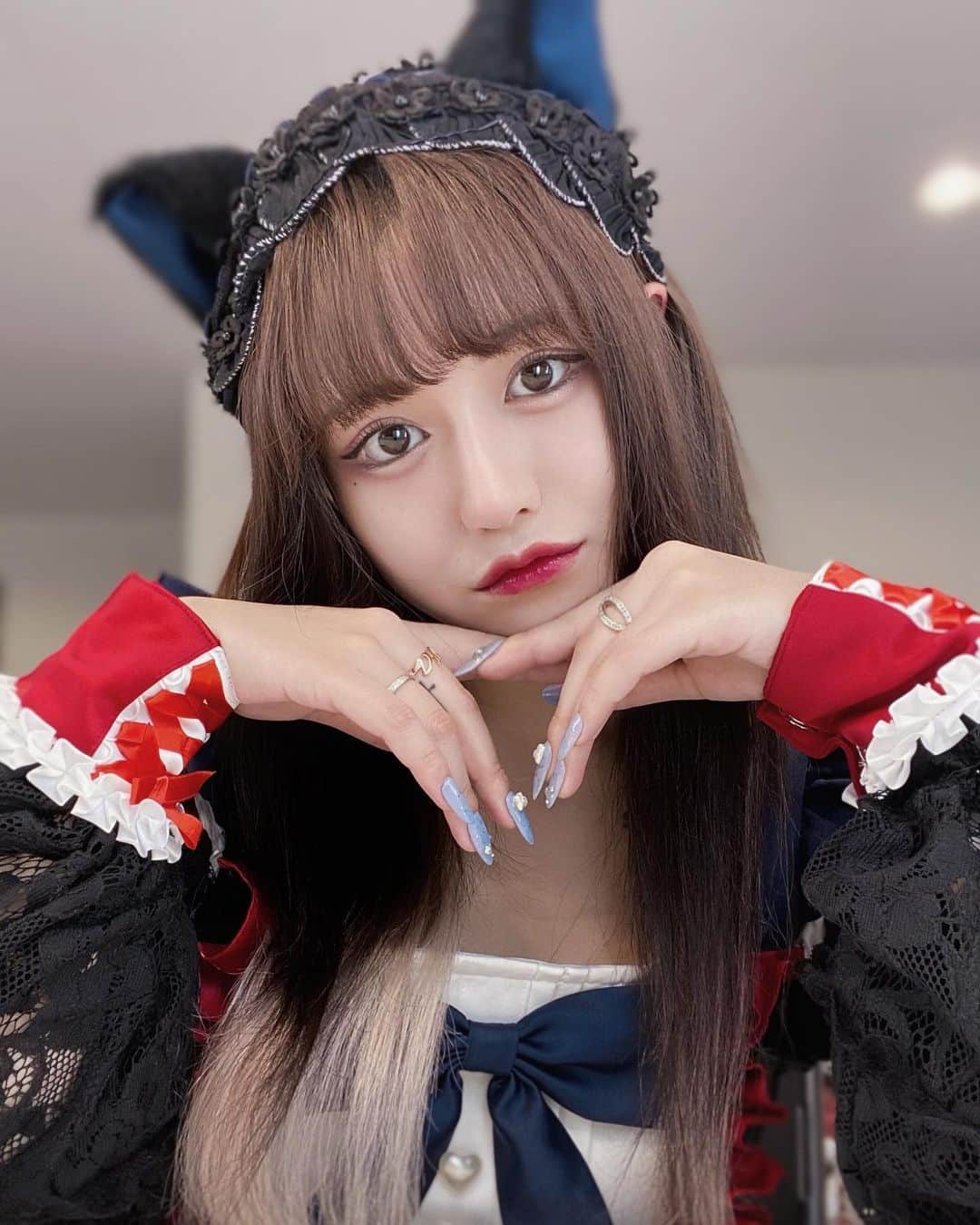 わかにゃん。のインスタグラム：「本日のLIVEは裸眼猫目メイドです💄切開ライン引いた🔥」