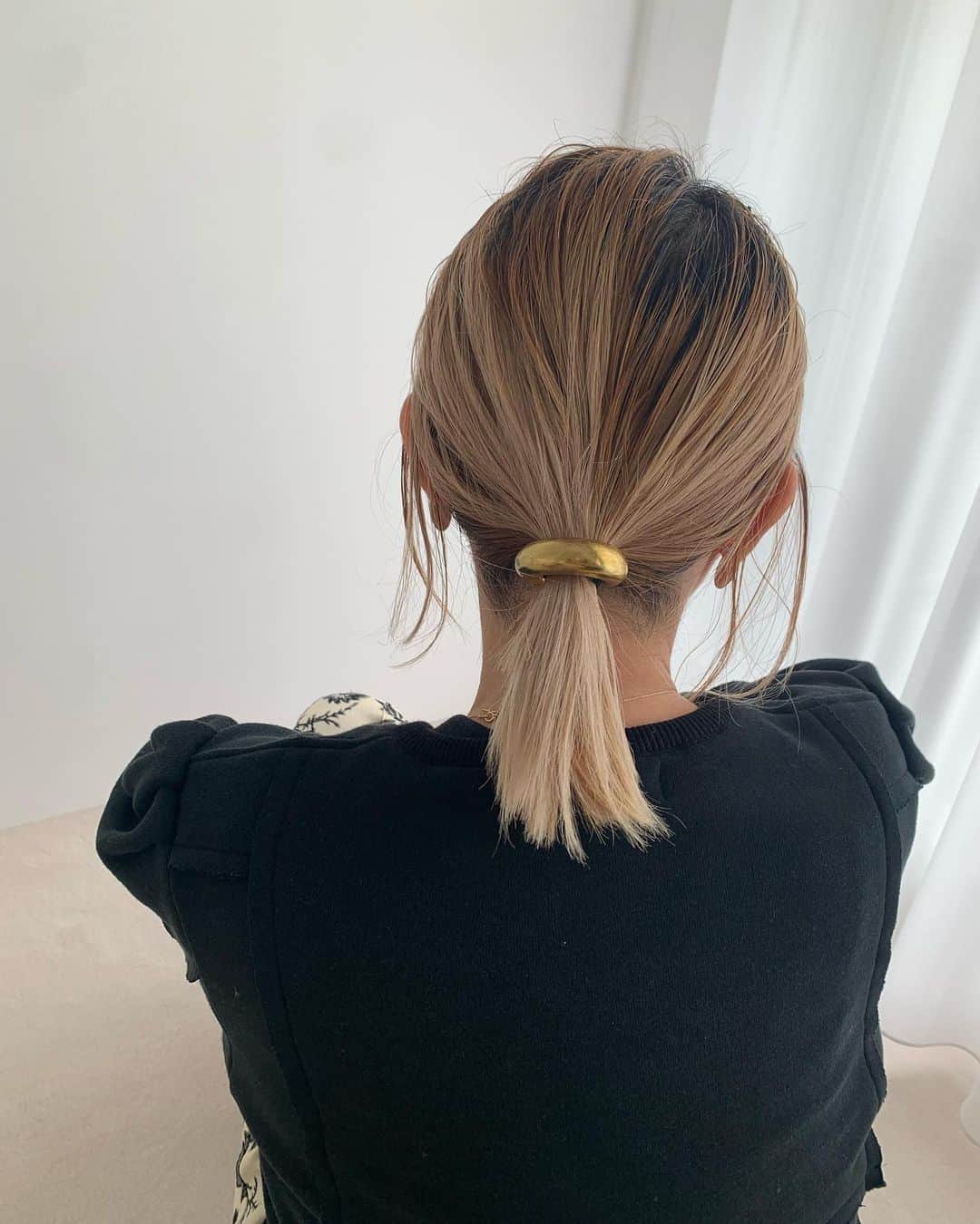 花盛友里のインスタグラム：「またしても可愛いヘッドアクセ発見！  くくるしかできない私でもいい感じになるー！素敵すぎるー！  美しいいいいい。」
