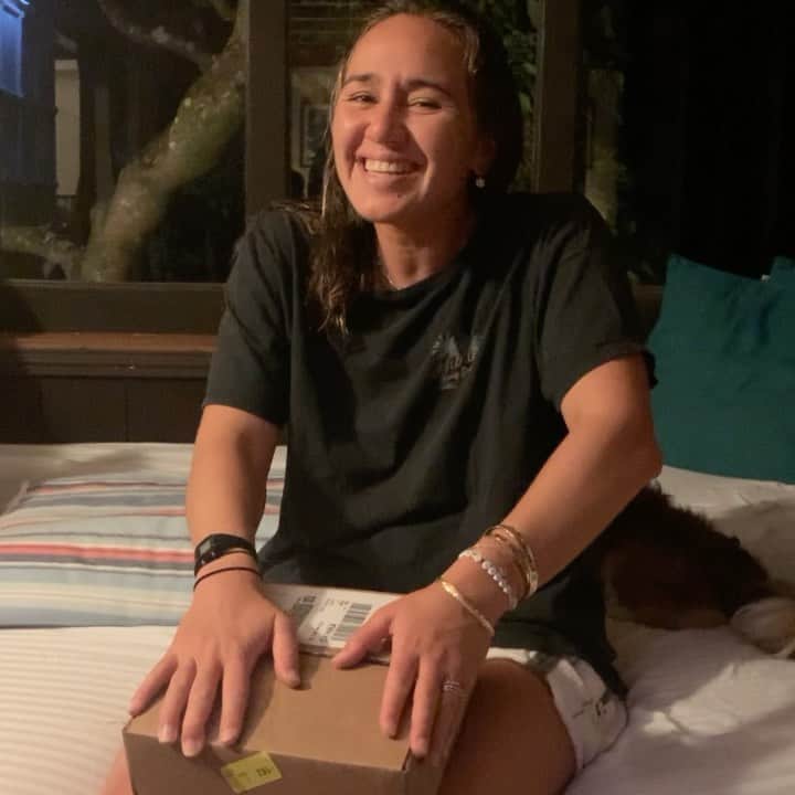 カリッサ・ムーアのインスタグラム：「I already love how my @ouraring has helped me track and improve my quality of sleep. This new Gen-3 ring takes things a step further by tracking Daytime and Live Heart Rates giving personalized feedback 24/7! I can't wait to try out my new ring starting tonight! 🤗 ⭐️ 🌙」