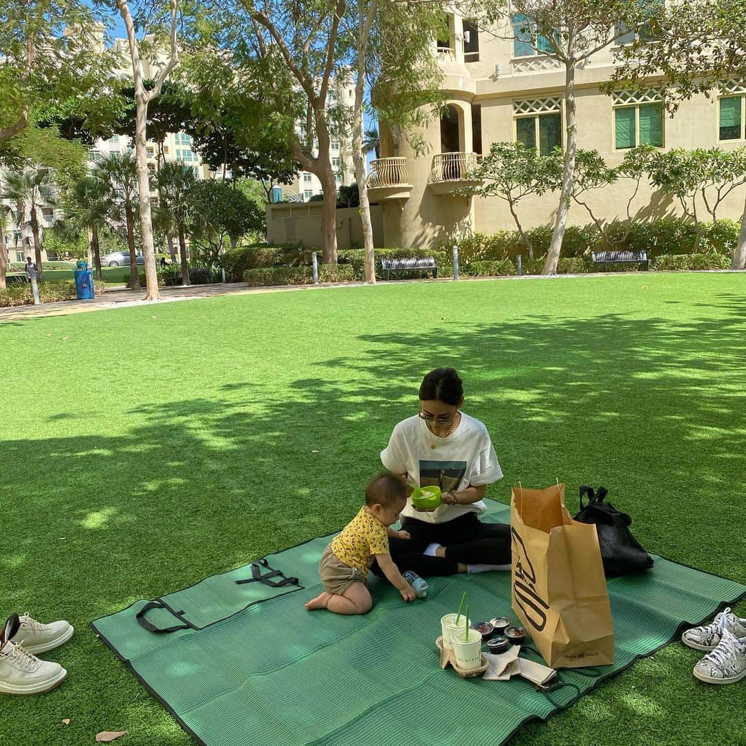 小泉里子のインスタグラム：「@shakeshack をテイクアウトして食べて、遊んで、寝っ転がって、あ〜外はやっぱり気持ちがいい。  今日は天赦日だ！ 計画してたことをスタートしよう。  #英会話 #良き日にスタートしたら続くかなと #もはや神頼み #satokodubai」