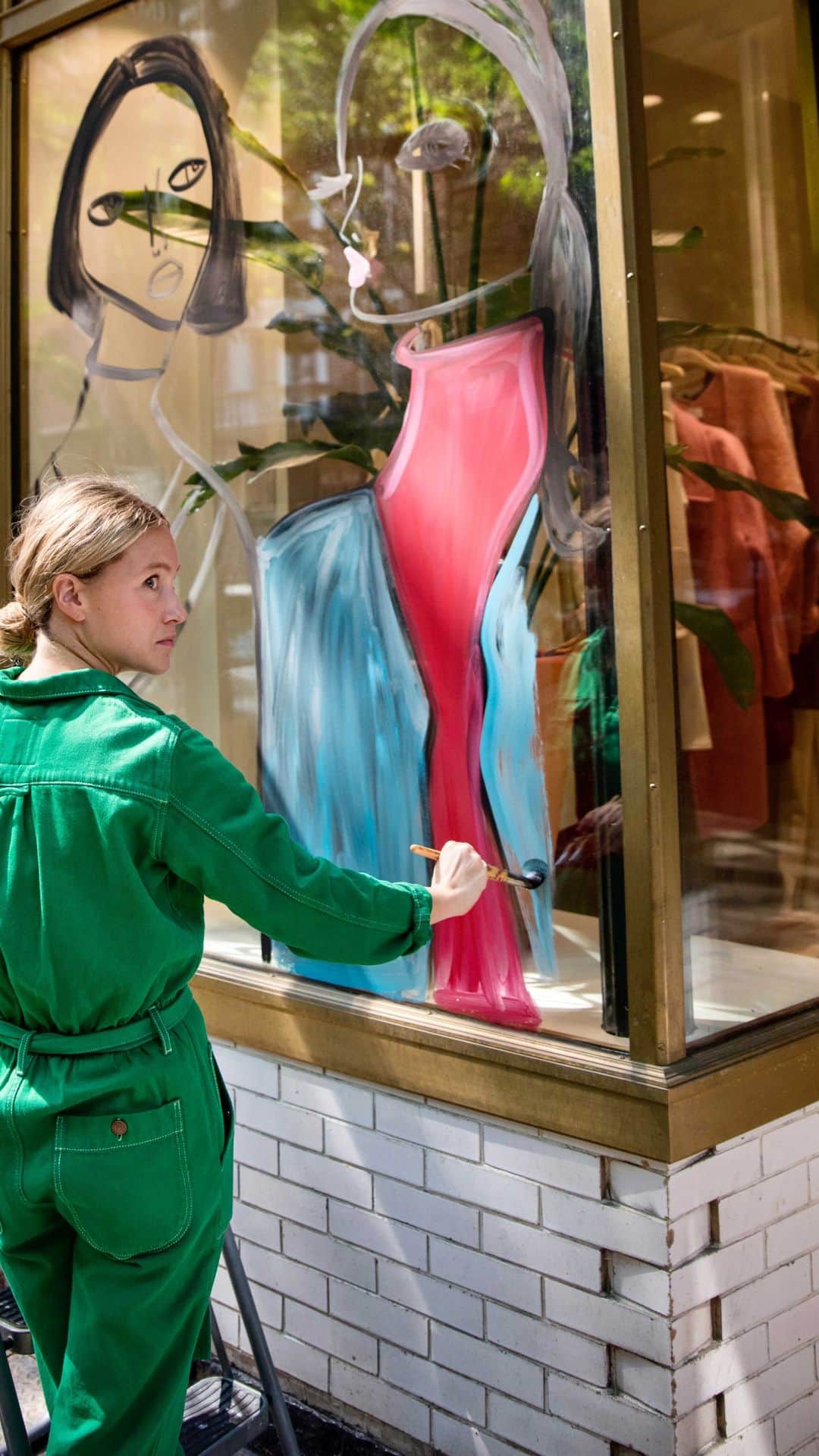 アメリカンビンテージのインスタグラム：「American Vintage X Blairz 🧑‍🎨 Last September, @blairz a local artist from New York has delivered a colorful window. The piece she created was handcrafted from start to finish for our boutique in Nolita.  Blair «  I feel connected to the campaign. I love it for drawing, because of the rich pops of saturated colors throughout ». 📸 @vincentfarone  • #americanvintage #womenswear #fw21 #fashion #nyc」