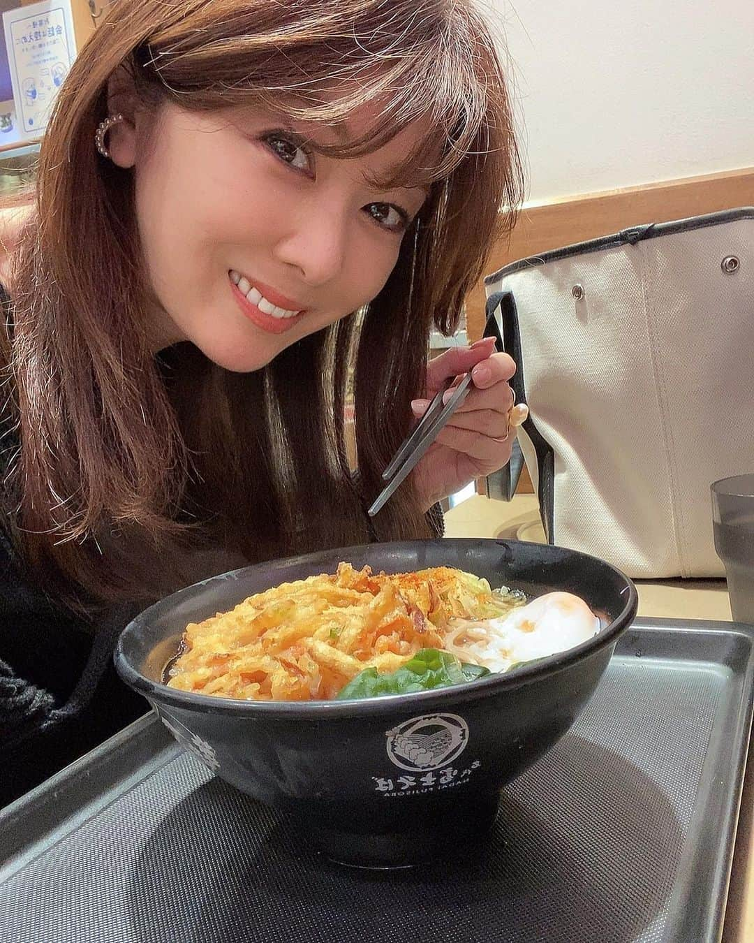 矢部美穂さんのインスタグラム写真 - (矢部美穂Instagram)「今日はこのあと、舞台鑑賞です✨ その前に腹ごしらえ😊 ひとり富士そばへ🥢  富士そば好きですが、いつも天ぷらそばに温泉たまごのトッピングの私です✨  #富士そば #天ぷらそば #腹ごしらえ #40代  #矢部美穂」10月27日 16時30分 - miho.yabe.0607