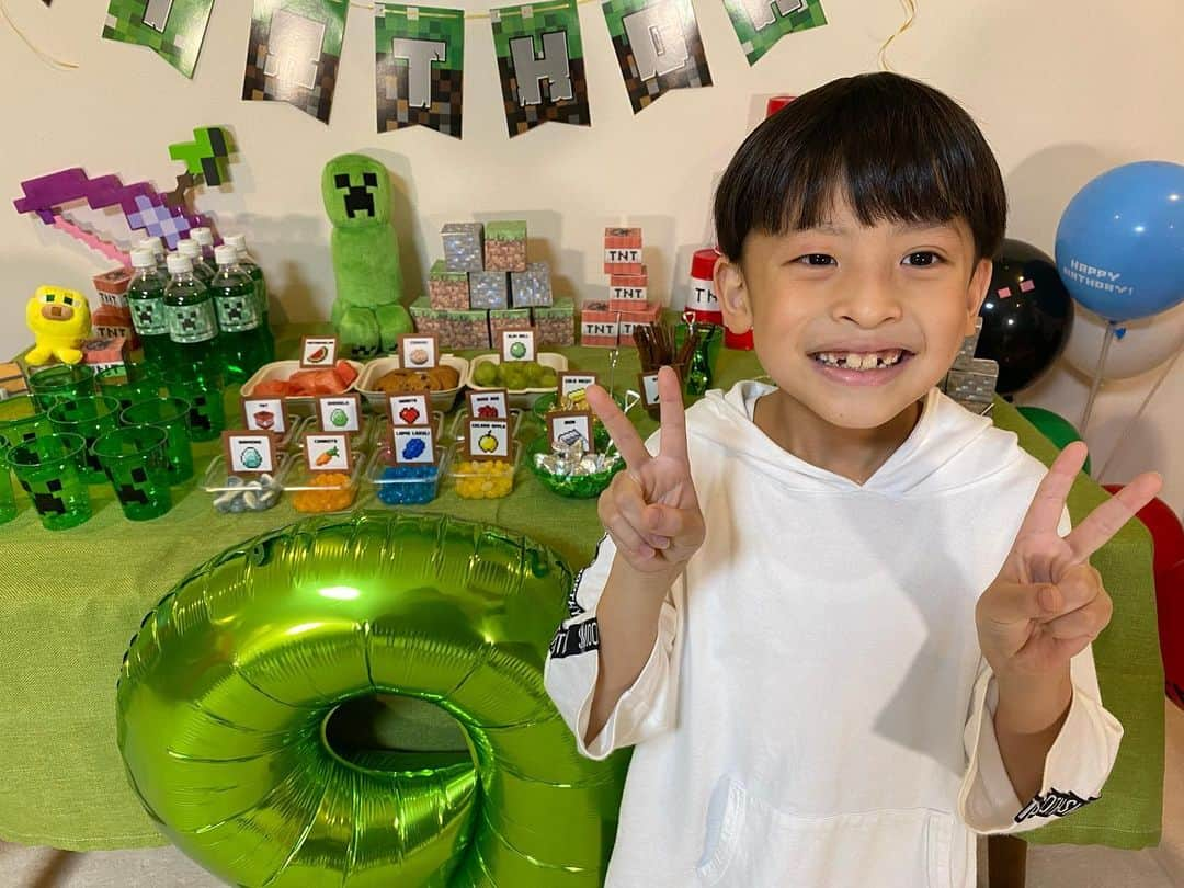 カジサック&ヨメサックのインスタグラム：「こじろう9歳の誕生日でした🎂 （バタバタしていてなかなか更新できずすみません💦） 今回はマイクラ&こじろうの大好きなクリーパーの緑色で統一した、アメリカの誕生日会をイメージして飾り付けてみました🎂 ケースやコップは100均、風船達とテーブルクロスはAmazon、あとはコピーして切ったり貼ったり、夜中にちまちま作りました✨クリーパーのカップとTNTのカップはカジサックと一緒にビニールテープを貼って作りました✨ こじくんがめちゃめちゃ喜んでくれて、飾り付けをした私の方が幸せをたくさんいただきました🥰 いつも明るくてみんなを笑顔にしてくれるこじ✨9歳もたくさん笑ってたくさん遊んで、大きくなってね❤️ お誕生日おめでとう！！  #コジサック #カジサック #9歳誕生日 #誕生日飾り付け #マイクラ　#ヨメグラム」