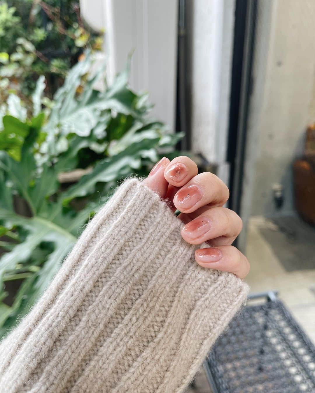 前田希美（まえのん）さんのインスタグラム写真 - (前田希美（まえのん）Instagram)「New nail…💅  左手はイチジクカラーでじゅわっと。  右手は大好きなマグネットにラインストーンを乗せました。  あやさんいつもありがとうございます☻  @nail69aya  @function_nails   #newnail #functionnail #イチジクネイル  #マグネットネイル #nail」10月27日 17時12分 - maeda_nozomi