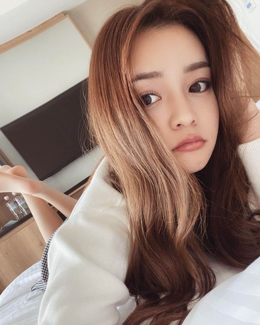 美女美容事情さんのインスタグラム写真 - (美女美容事情Instagram)「《休日はお家でまったり💓　》⁠⠀ *⠀⠀⠀⠀⠀⠀⁠⠀⁠⠀⁠⠀⁠⠀⁠⠀ 今回ご紹介させて頂きますのは!!👀❤️⁠⠀⁠⠀⁠⠀⁠⠀⁠⠀ Nanamiさん<@nana27chan> の素敵なお写真📸⠀⁠⠀⁠⠀⁠⠀ *⠀⁠⠀ ロングヘアがとてもお似合いですね😊❤️⠀ 見ていてすごく癒されます💕⠀ *⠀⁠⠀⁠⠀⁠⠀⁠⠀⁠⠀ Nanamiさん<@nana27chan> 素敵な投稿をありがとうございました☺️📸✨⠀⁠⠀ Nanamiさんのアカウントには他にも素晴らしい投稿が沢山ありますので是非覗いてみてくださいね💁‍♀️💙⁠ ⁠⠀ ⠀⠀⁠⠀⁠⠀⁠⠀⁠⠀ △▼△▼△▼△▼△▼△▼△▼△▼△▼ ⁠⠀⁠⠀⁠⠀⁠⠀ ❤️🧡💛「ビジョビ (美女美容事情)」💚💙💜⠀⠀⠀⠀⠀⠀⠀⠀⠀⠀⠀⠀⠀⠀⁠⠀⁠⠀⁠⠀⁠⠀⁠⠀⁠⠀ 👇掲載ご希望の方は👇⠀⠀⠀⠀⠀⠀⠀⠀⠀⠀⠀⠀⠀⠀⠀⁠⠀⁠⠀⁠⠀⁠⠀⁠⠀⁠⠀ @b_b_j.jタグ付けと🖤 #ビジョビ ⁠⠀⁠⠀ 🖤タグ付けお願いします⠀⠀⠀⠀⠀⠀⠀⠀⠀⠀⠀⠀⠀⠀⠀⁠⠀⁠⠀⁠⠀⁠⠀⁠⠀⁠⠀ △▼△▼△▼△▼△▼△▼△▼△▼△▼ ⁠⠀⁠⠀ #美人#美女#ヘアスタイル⠀ #ロングヘア#ヘアアレンジ⠀ #エクステ#インスタ美人⠀ #インスタ美女#インスタグラマー」10月27日 17時34分 - b_b_j.j