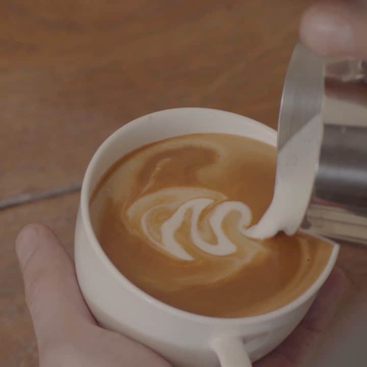 De'Longhi Sverigeのインスタグラム：「Ta fram konstnären i dig! Både på staffliet och genom din latte art 🎨 #laspecialista #delonghi #seriousaboutcoffee #kaffekärlek #coffeelove」