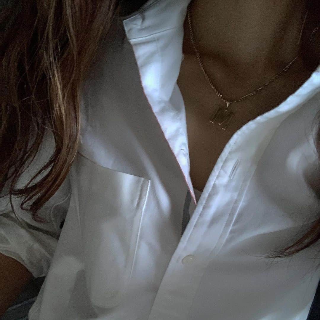 柳めぐみのインスタグラム：「. M . #m #イニシャル #イニシャルネックレス  #イニシャルアクセサリー」