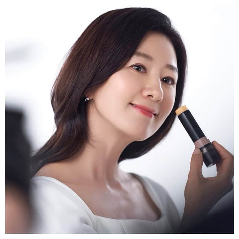 キム・ヒエのインスタグラム：「#Cledbel #끌레드벨 #KIMHEEAE #김희애 @yg_stage」