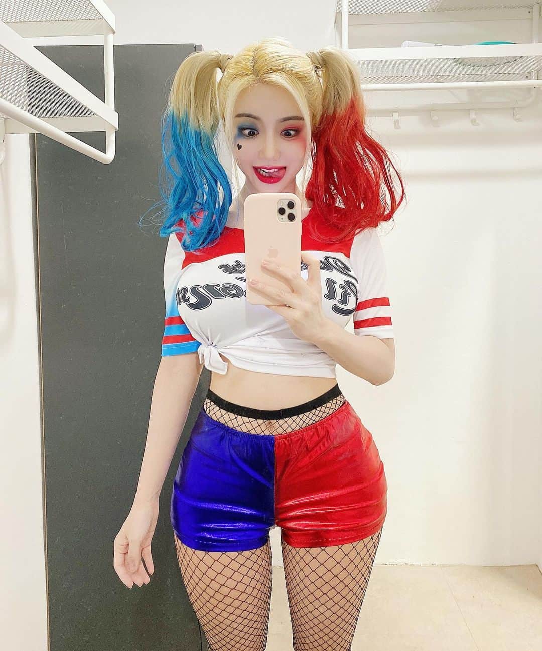 Dj Sodaのインスタグラム：「작년엔 #할리퀸 💙❤️ 이번엔 뭘로할까?? What should I be for this Halloween? Any suggestions? 👻🎃 #harleyquinn」
