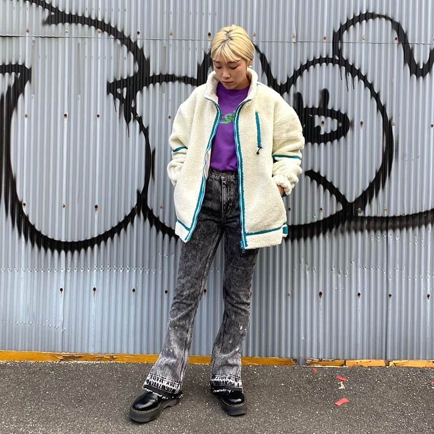 XGIRL_ootdのインスタグラム：「#xgirl_ootd @___xgirlika 158cm 　 X-girl NAMBA STAFF 　 ------------------------------------ ▪️OUTDOOR BOA RIDERS JACKET ￥17,600(税込) ▪️T.P.S.W L/S TEE ￥6,600(税込) ▪️CHEMICAL WASH SIDE SLIT FLARED DENIM PANTS ￥13,200(税込) ------------------------------------ 　 #xgirl #xgirljp #xgirlus #エックスガール #ストリートコーデ #ストリートファッション #スタッフスナップ #フレアパンツ #ボアジャケット #ボアアウター」