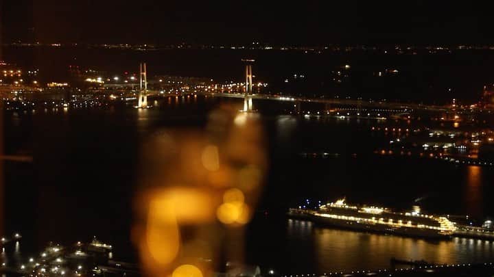 横浜ロイヤルパークホテルのインスタグラム：「. ＼今年のクリスマスこそ、特別なホテルディナーを🥂／  横浜ロイヤルパークホテルでは夜空に浮かぶ特等席のような、絶景が望めるレストランでのお食事をご用意いたしました。  心躍る景色とお料理を、大切な方とお楽しみください。  #横浜ロイヤルパークホテル  #yokohamaroyalparkhotel」