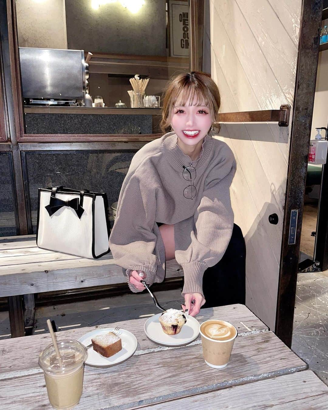 あやちゃんさんのインスタグラム写真 - (あやちゃんInstagram)「寒かったからホットラテ☕︎︎‎𓂃 𓈒𓏸 最近寒くなってきたねᵒ̴̶̷̥́~ᵒ̴̶̷̣̥̀  でもお洋服がかわいい┈♡ﾞ @spiralgirl_official の新作トップスˊᵕˋ♡ ダボッとしててショート丈だから スタイルアップできちゃう♡⃛  #ファッション #今日のコーデ #短パン #短パンコーデ #スタイルアップ  #ニーハイブーツ #ニーハイ #ロングブーツ #秋コーデ #シンプルコーデ #モノトーンコーデ #全身コーデ  #スパイラルガール #spiralgirl  #三茶カフェ #三軒茶屋カフェ #三軒茶屋グルメ #三軒茶屋ランチ #渋谷カフェ #渋谷ディナー #渋谷ランチ #東京カフェ」10月27日 19時10分 - aya.you.love.r