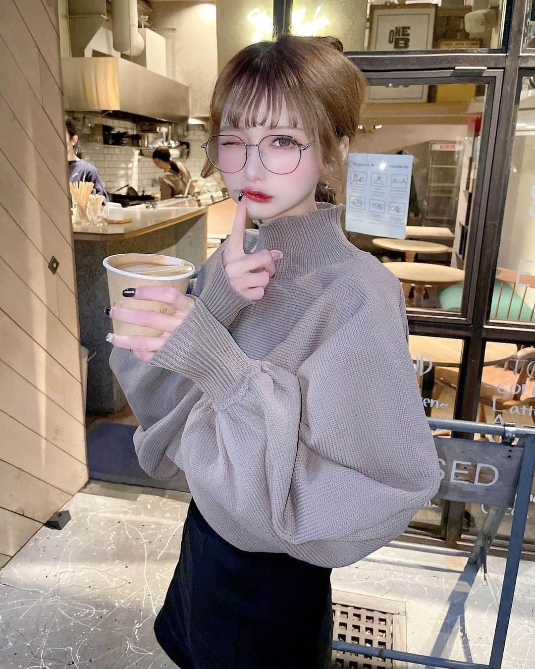 あやちゃんさんのインスタグラム写真 - (あやちゃんInstagram)「寒かったからホットラテ☕︎︎‎𓂃 𓈒𓏸 最近寒くなってきたねᵒ̴̶̷̥́~ᵒ̴̶̷̣̥̀  でもお洋服がかわいい┈♡ﾞ @spiralgirl_official の新作トップスˊᵕˋ♡ ダボッとしててショート丈だから スタイルアップできちゃう♡⃛  #ファッション #今日のコーデ #短パン #短パンコーデ #スタイルアップ  #ニーハイブーツ #ニーハイ #ロングブーツ #秋コーデ #シンプルコーデ #モノトーンコーデ #全身コーデ  #スパイラルガール #spiralgirl  #三茶カフェ #三軒茶屋カフェ #三軒茶屋グルメ #三軒茶屋ランチ #渋谷カフェ #渋谷ディナー #渋谷ランチ #東京カフェ」10月27日 19時10分 - aya.you.love.r