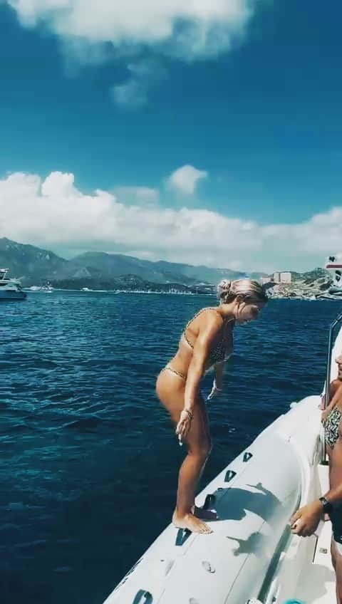 ララ・モリのインスタグラム：「🔙🐟🌊❤️」