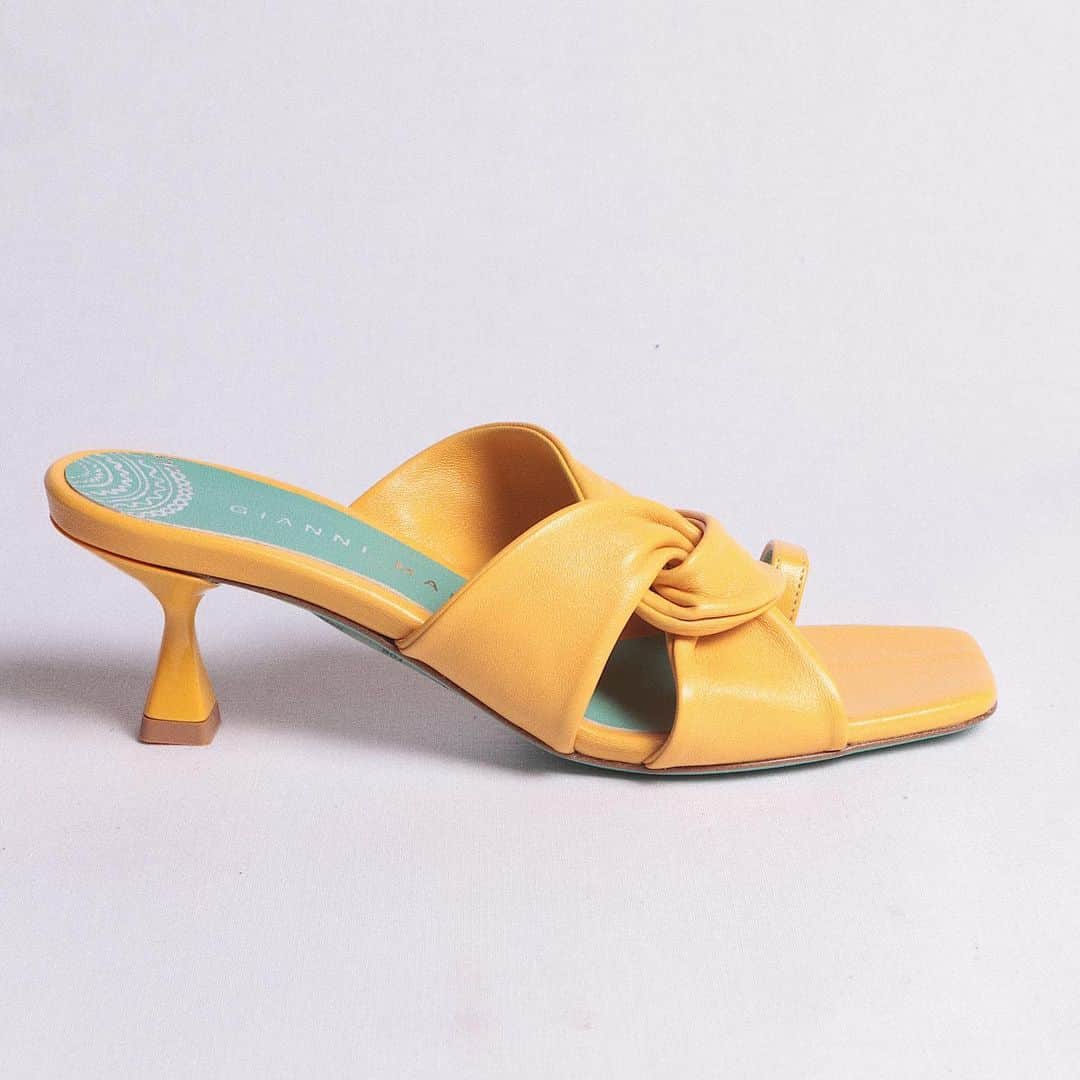 ジャンニマーラさんのインスタグラム写真 - (ジャンニマーラInstagram)「Yellow tones✨ What color do you want to see in our new collection? Tell us in the comments  www.giannimarra.com . . #madeinitaly #luxuryshoes #luxury #woman #grlpower #heels #shoes #shopping」10月28日 5時26分 - giannimarra_official