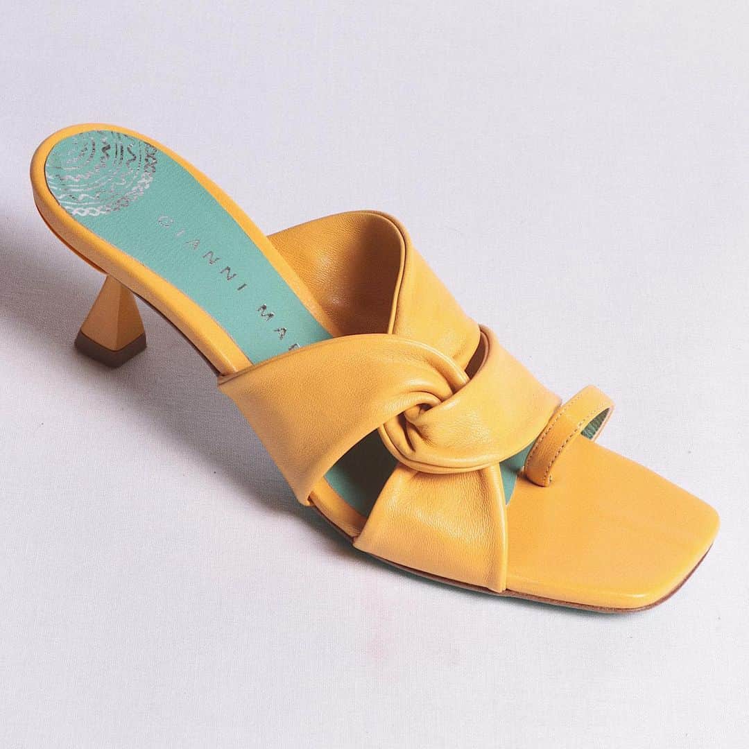 ジャンニマーラのインスタグラム：「Yellow tones✨ What color do you want to see in our new collection? Tell us in the comments  www.giannimarra.com . . #madeinitaly #luxuryshoes #luxury #woman #grlpower #heels #shoes #shopping」