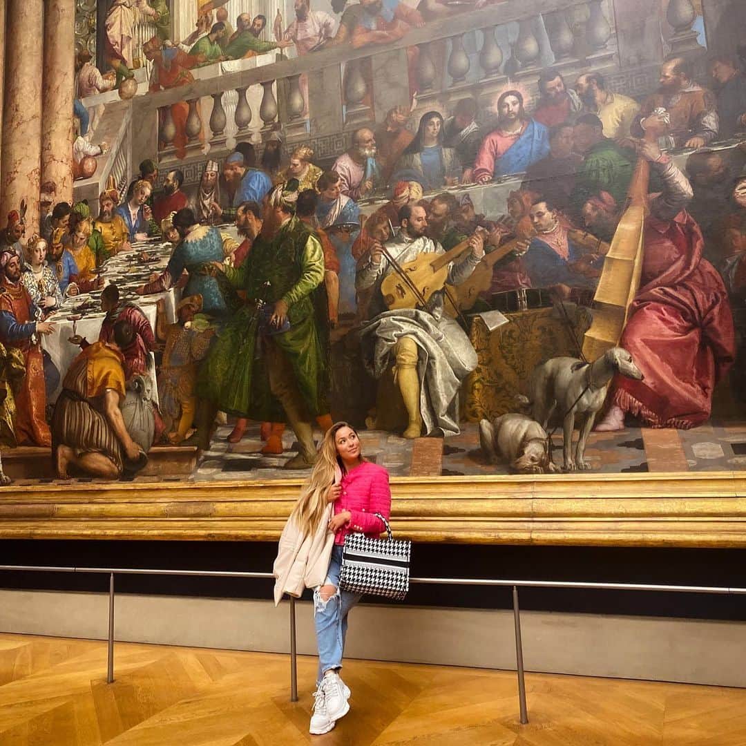 ティア・ブランコのインスタグラム：「Merci beaucoup Paris 🌹 from the lovely culture, to the beautiful architecture, to the unbelievable artwork, I loved taking every bit of it in. and to experience it all with my bestie was the cherry on top♥️! Memories that will last a lifetime 🇫🇷 Voilà ma ville préférée au monde 🌆💖」