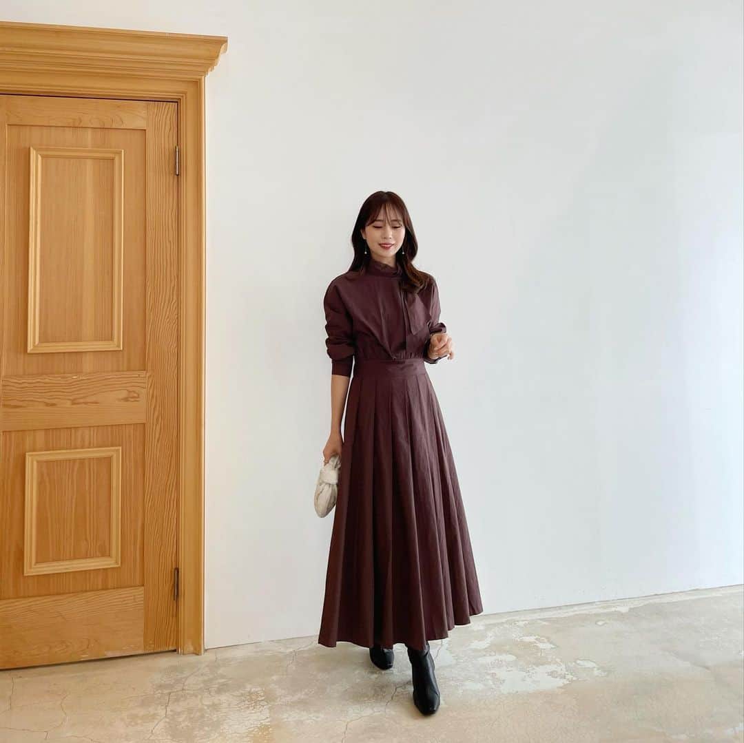 ハンナミのインスタグラム：「Brown🤎🍂  襟がスカーフぽくになってて かわいいんです :)  今月の新作発売は 10.29(金)21:00- 🕰 万能なニットが豊富ですよ ♡」