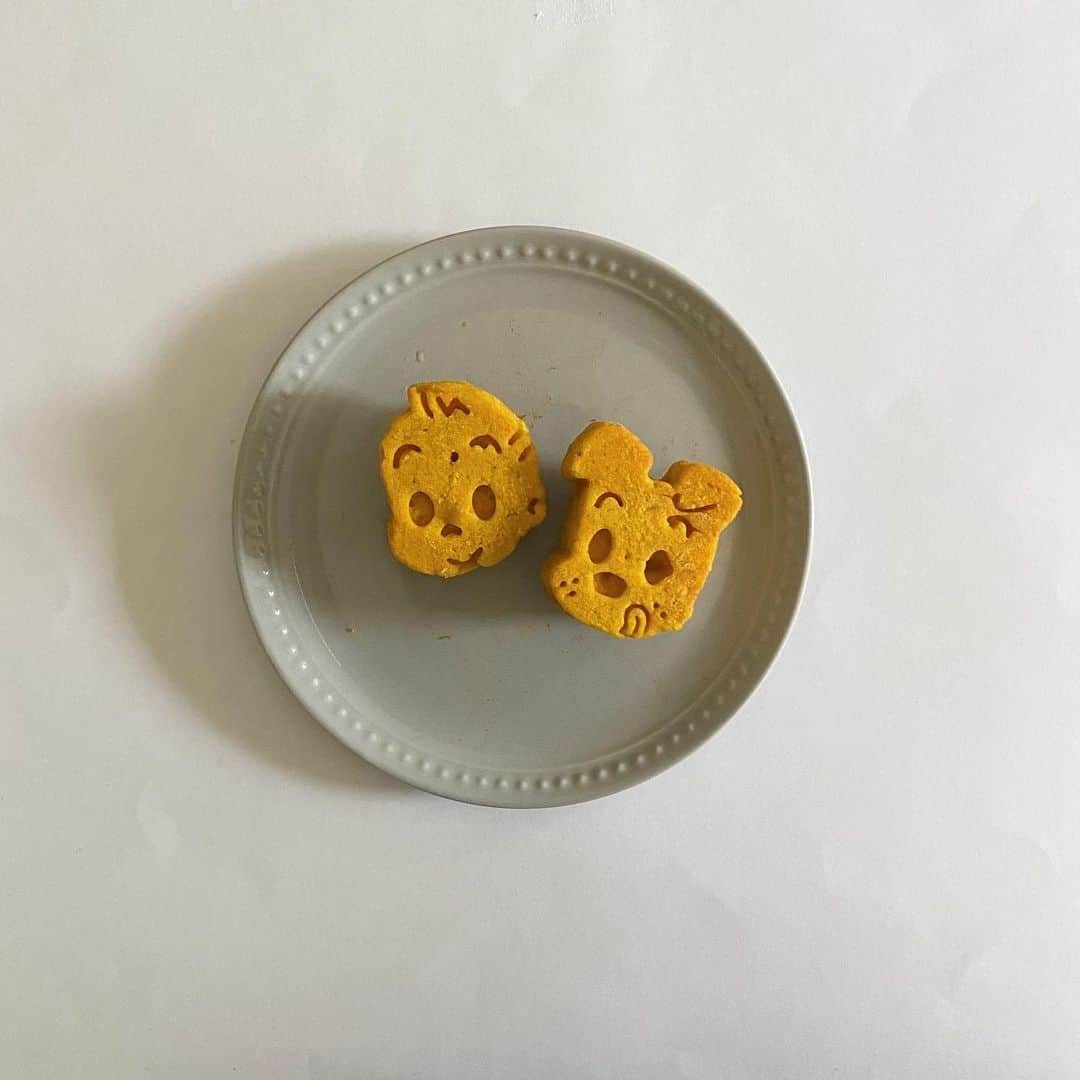 R i R y (リリー)さんのインスタグラム写真 - (R i R y (リリー)Instagram)「『オサムグッズ🍮』  リンネルの付録に付いてくるオサムグッズキャラクターのシリコーンケーキ型でできるおうちカフェをご紹介🍰 ぜひ参考にしてみてね☕️  ✴︎---------------✴︎---------------✴︎  ▶▶掲載する写真を募集中📸 カワイイ写真が撮れたら、@velle.jpをタグ付けするか、ハッシュタグ#velle_jp をつけて投稿してみてね♪  velle編集部と一緒にカワイイで溢れるvelleを創っていこう😚 ✴︎---------------✴︎---------------✴︎ #お菓子 #お菓子作り #お菓子作り好きな人と繋がりたい #インスタ映えスイーツ #スイーツ巡り #スイーツ好きな人と繋がりたい #甘いもの好きな人と繋がりたい #オサムグッズ #シリコーンケーキ型 #リンネル #リンネル付録 #蒸しケーキ #プリン #手作りプリン #プリンアラモード #手作りおやつ #手作りスイーツ #手作りお菓子 #こどもおやつ #おうちおやつ #おうちスイーツ #おうちカフェ #おやつタイム #おやつの時間 #キャラクターフード #キャラフード #オサムグッズ #ハラダオサム #原田治 #リンネル付録」10月27日 21時00分 - velle.jp